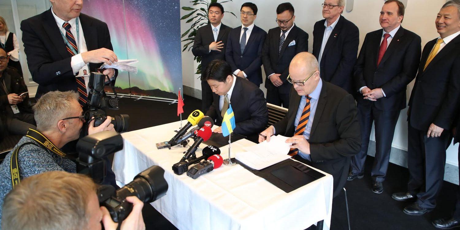 Stefan Tilk, vd och koncerncef för Nevs (sittande till höger) tecknade i mars ett investeringsavtal med kinesiska GSR Capital. I bakgrundens syns statsminister Stefan Löfven (S). Arkivbild.