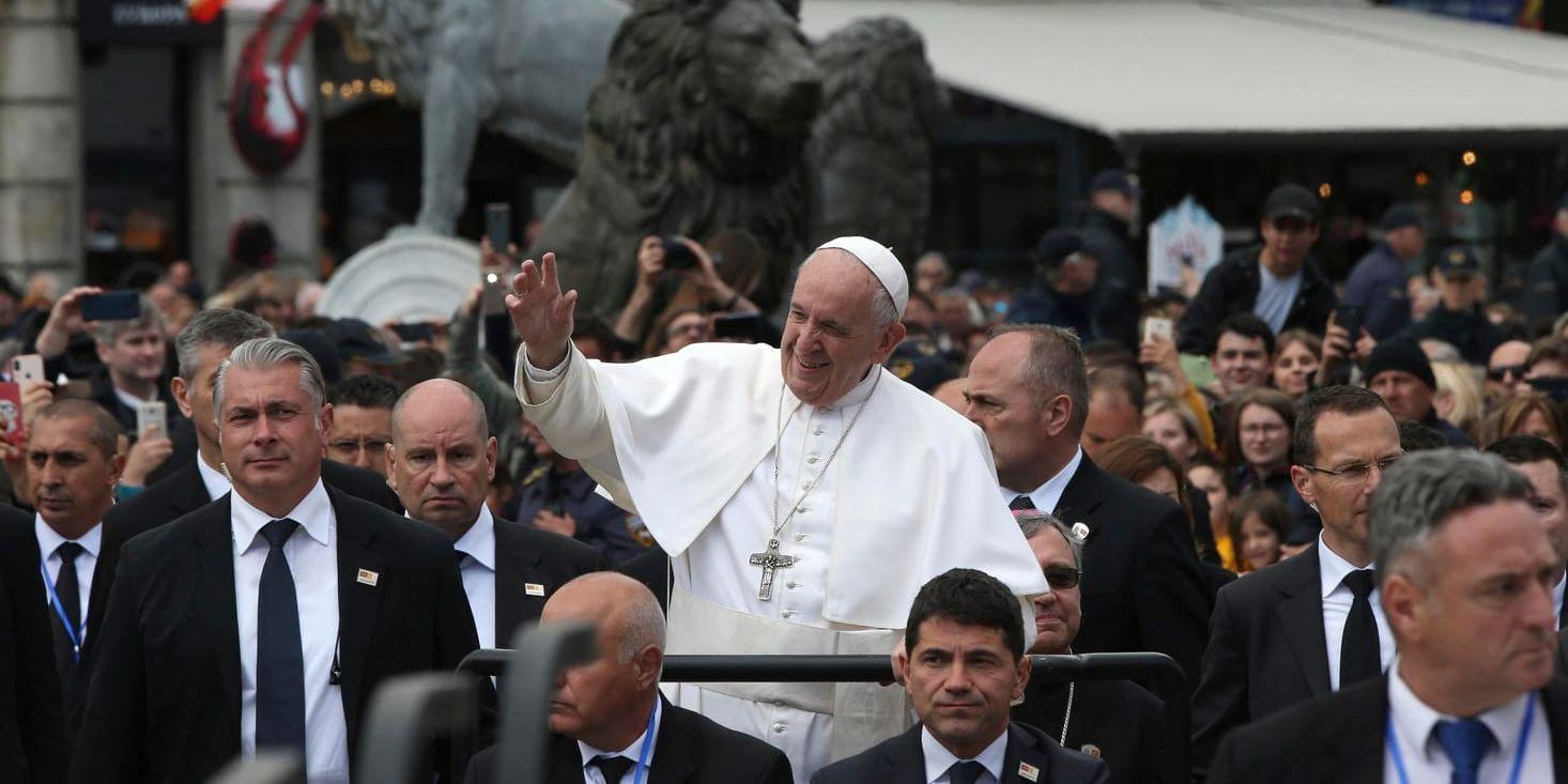 Påve Franciskus anländer till torget i Skopje, Nordmakedonien, för att delta vid en mässa under tisdagen.