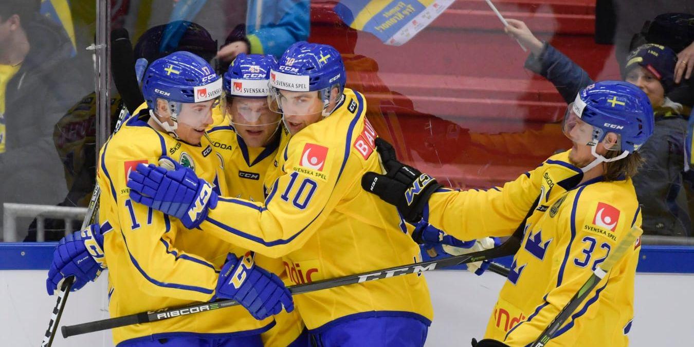Sveriges Oscar Möller kramas om av Pär Lindholm, Joakim Lindström och Magnus Nygren efter sin kvittering till 2–2 under onsdagens ishockeymatch i Karjalaturneringen mellan Sverige och Tjeckien i Behrn Arena.