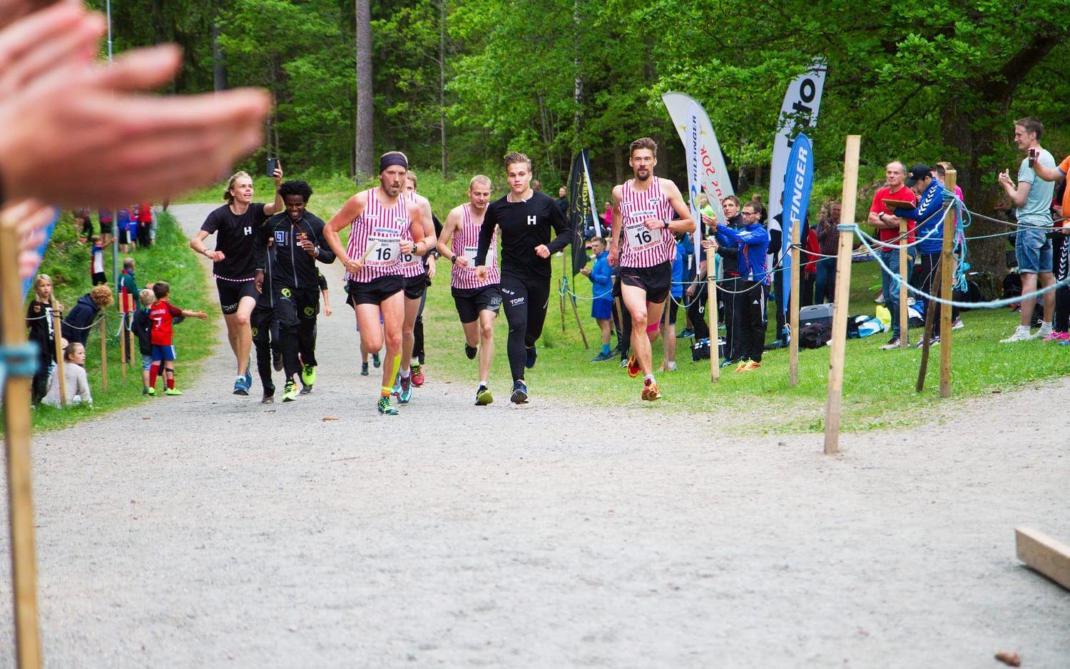 Bilder: JOHANNA JOSEPHSSON Patrik Andersson (i pannband) springer i mål tillsammans med resten av laget. Att Hälle IF springer först över mållinjen är en vanlig syn i Marathonstafetten.