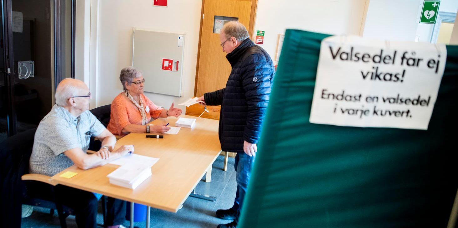 Valnämndens ordförande Håkan Hammar röstar i Rådhuset under det pågående omvalet i Falun.