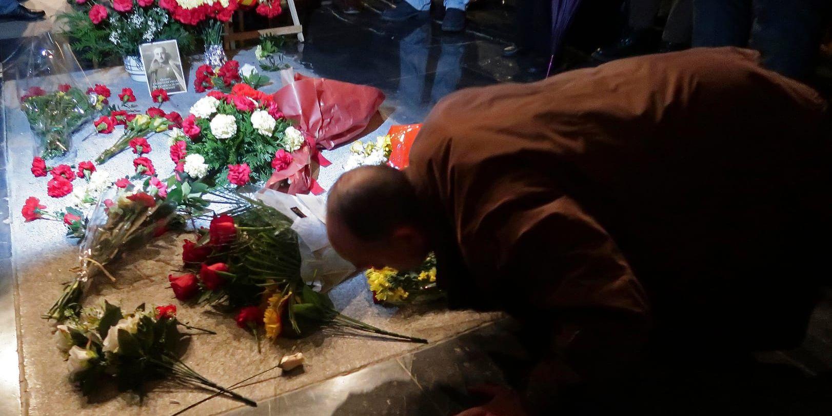 En man lägger blommor vid Francisco Francos grav i november 2018, 43 år efter den spanske diktatorns död. Arkivbild.
