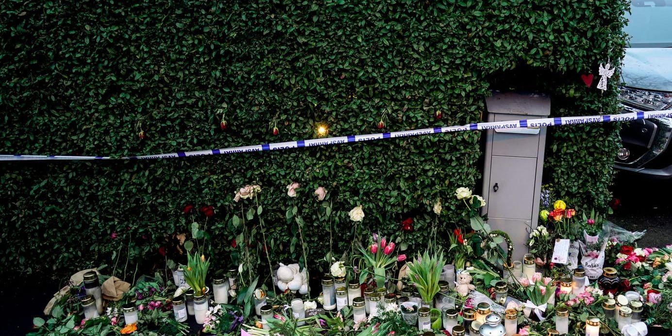 Blommor och ljus utanför den villa i Bjärred där en familj hittades döda i januari. Föräldrar som dödar sina barn är extremt ovanligt. Arkivbild.
