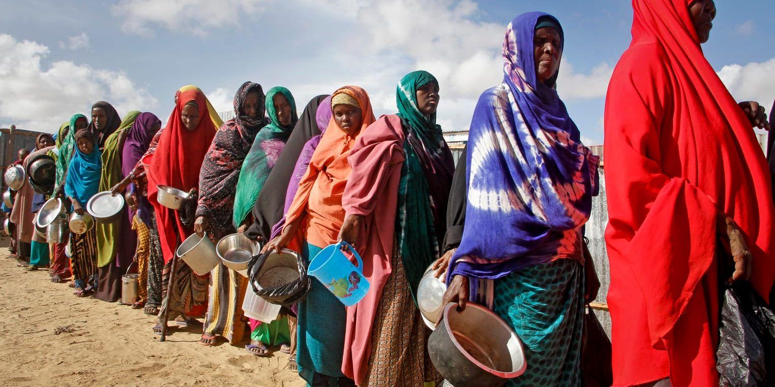 FN larmar för att Somalia drabbas av en ovanlig torkeperiod. Arkivbild av kvinnor som väntar på mat och vatten vid en flyktinganläggning utanför Mogadishu, den 18 maj.