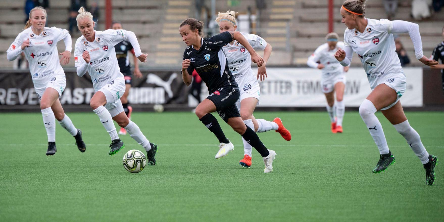 Göteborgsyttern Julia Zigiotti Olme jagas av Rosengårdsspelare under det högdramatiska allsvenska mötet på Malmö IP. Matchen slutade 2–2.