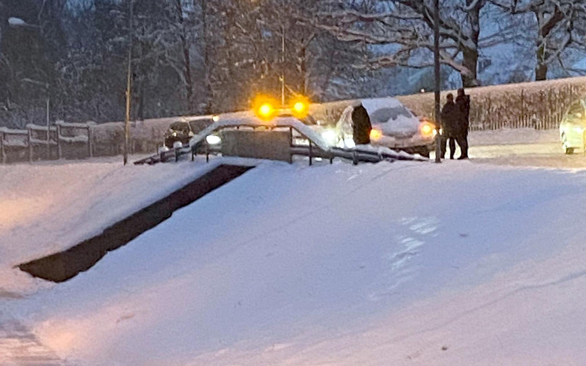 En bil i en singelolycka vid Ramneröd.