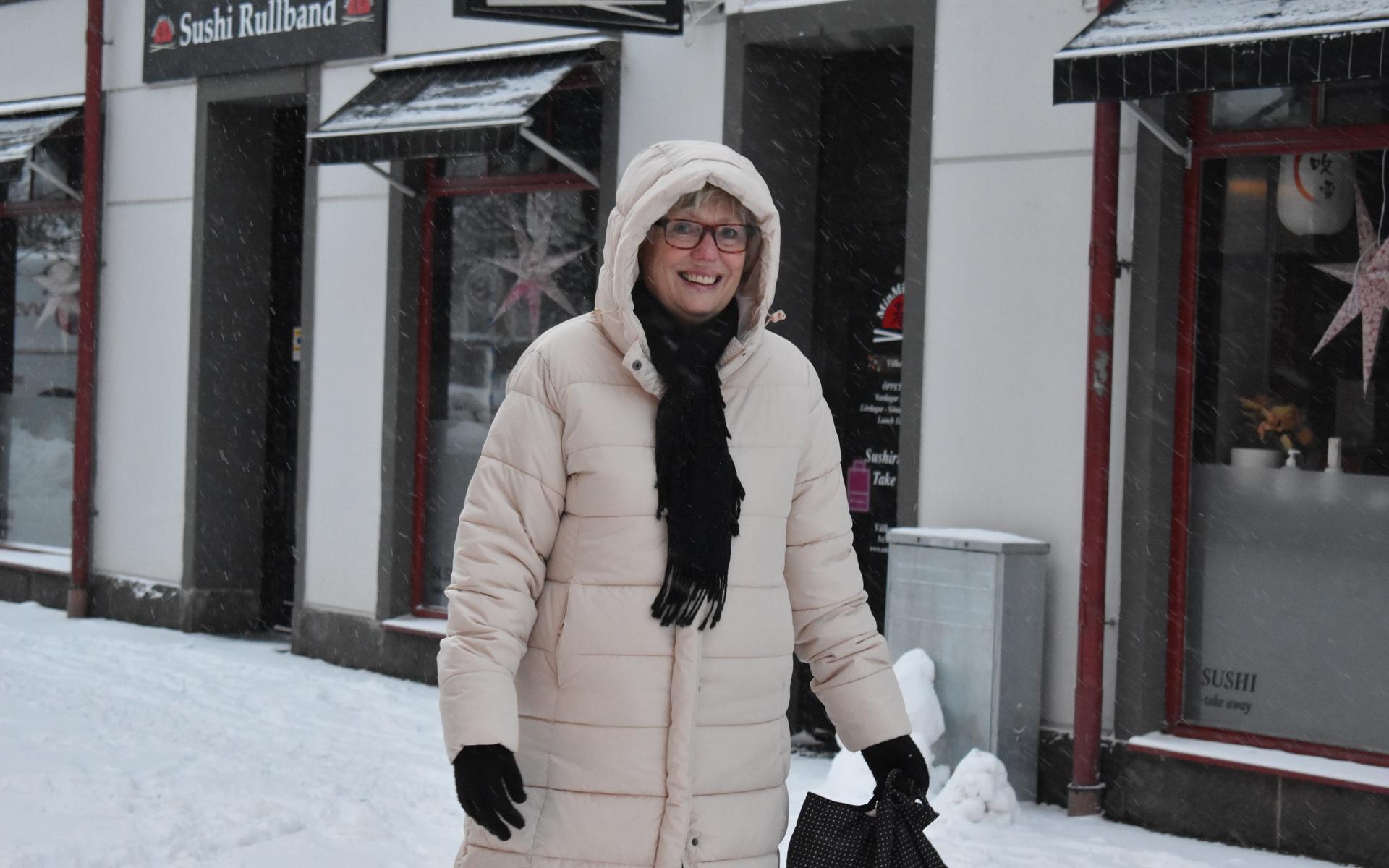 Monica Larsson i Uddevalla såg positivt på vädret: ”Jag tycker det är fint med snön. Det blir så ljust och härligt,”
