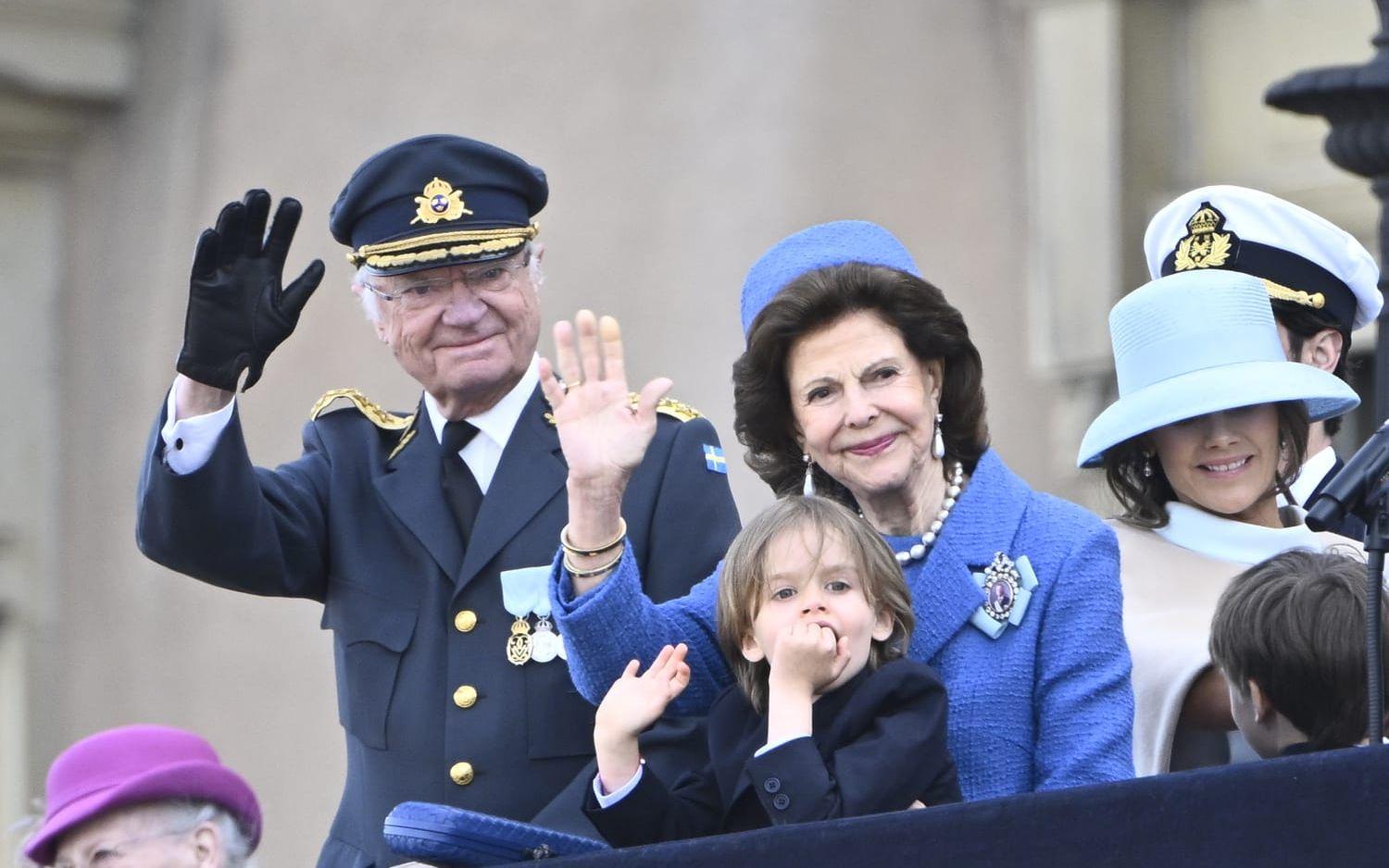 Kung Carl Gustaf, drottning Silvia, prins Julian och prinsessan Sofia när försvarsmakten uppvaktar på Yttre borggården vid Stockholms slott.