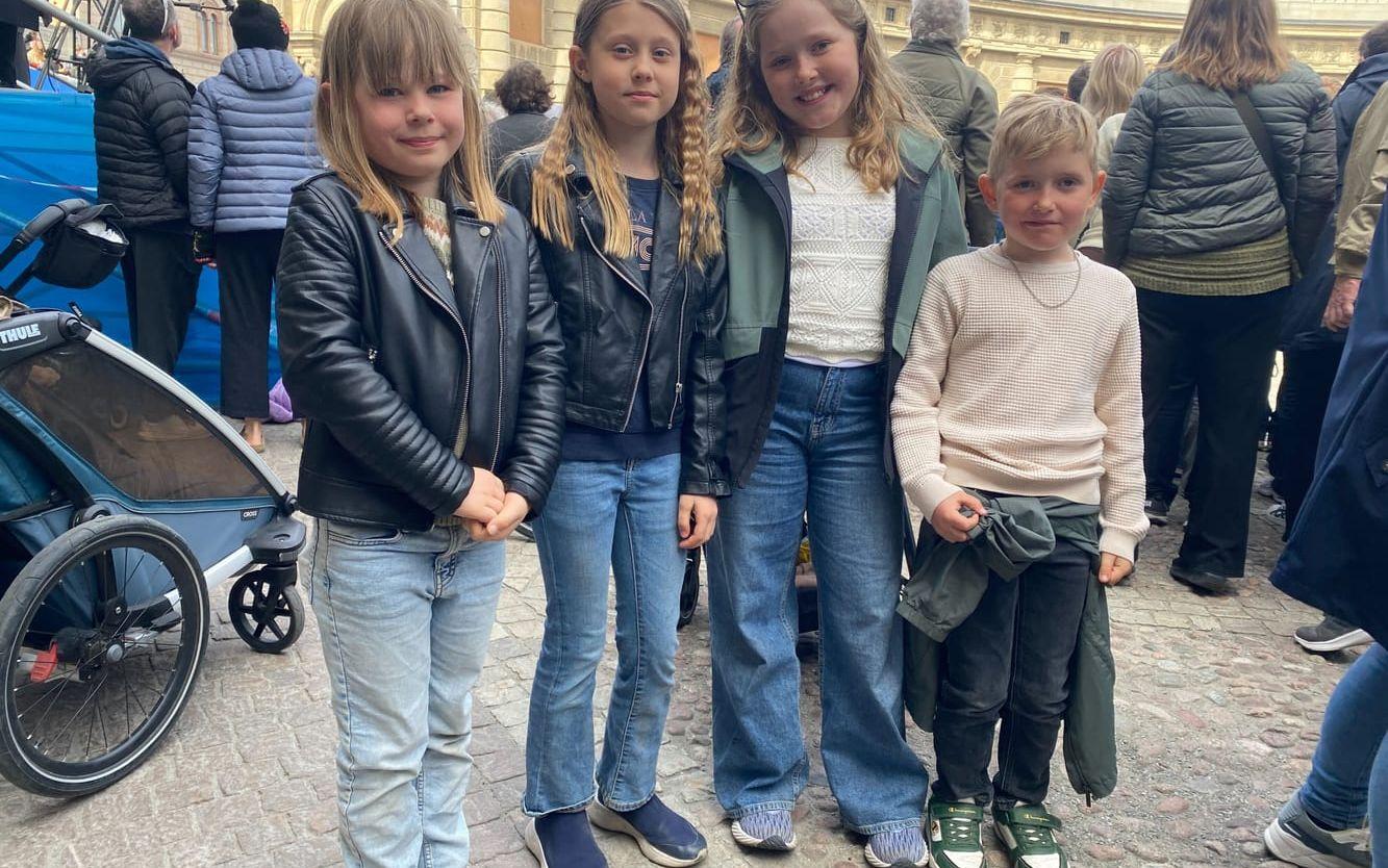 Alma Lindfors, 7, Ally Lindfors, 9, Vera Mattsson, 10 och Nils Mattsson, 7, på yttre borggården. 