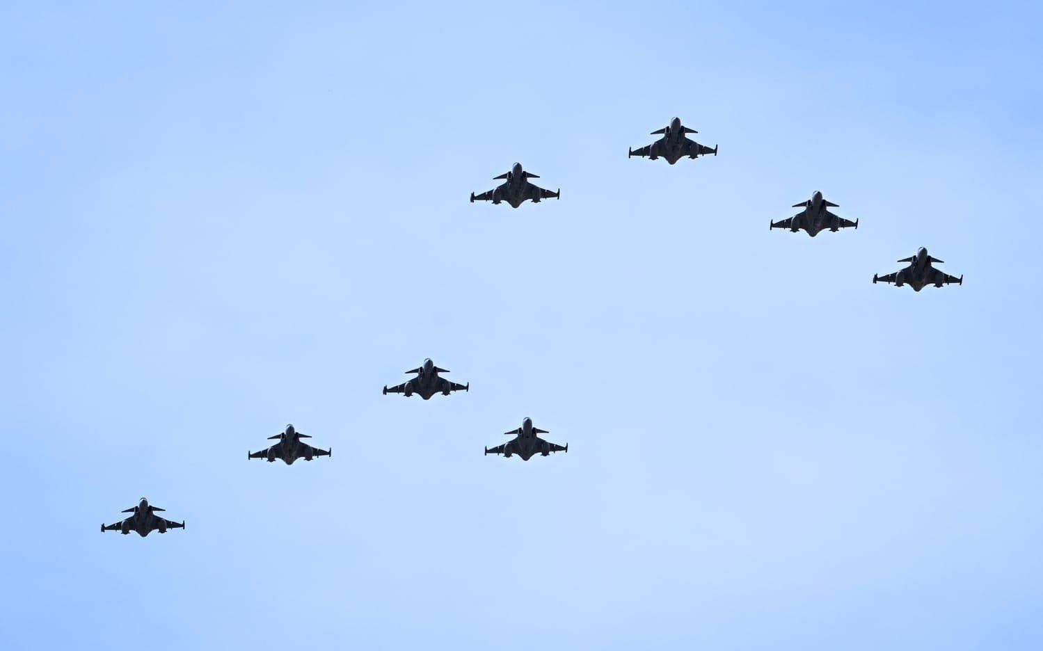 Överflygning sedd från Norrbro när försvarsmakten uppvaktar på Yttre borggården vid Stockholms slott som del av firandet av kung Carl Gustafs 80-årsdag.