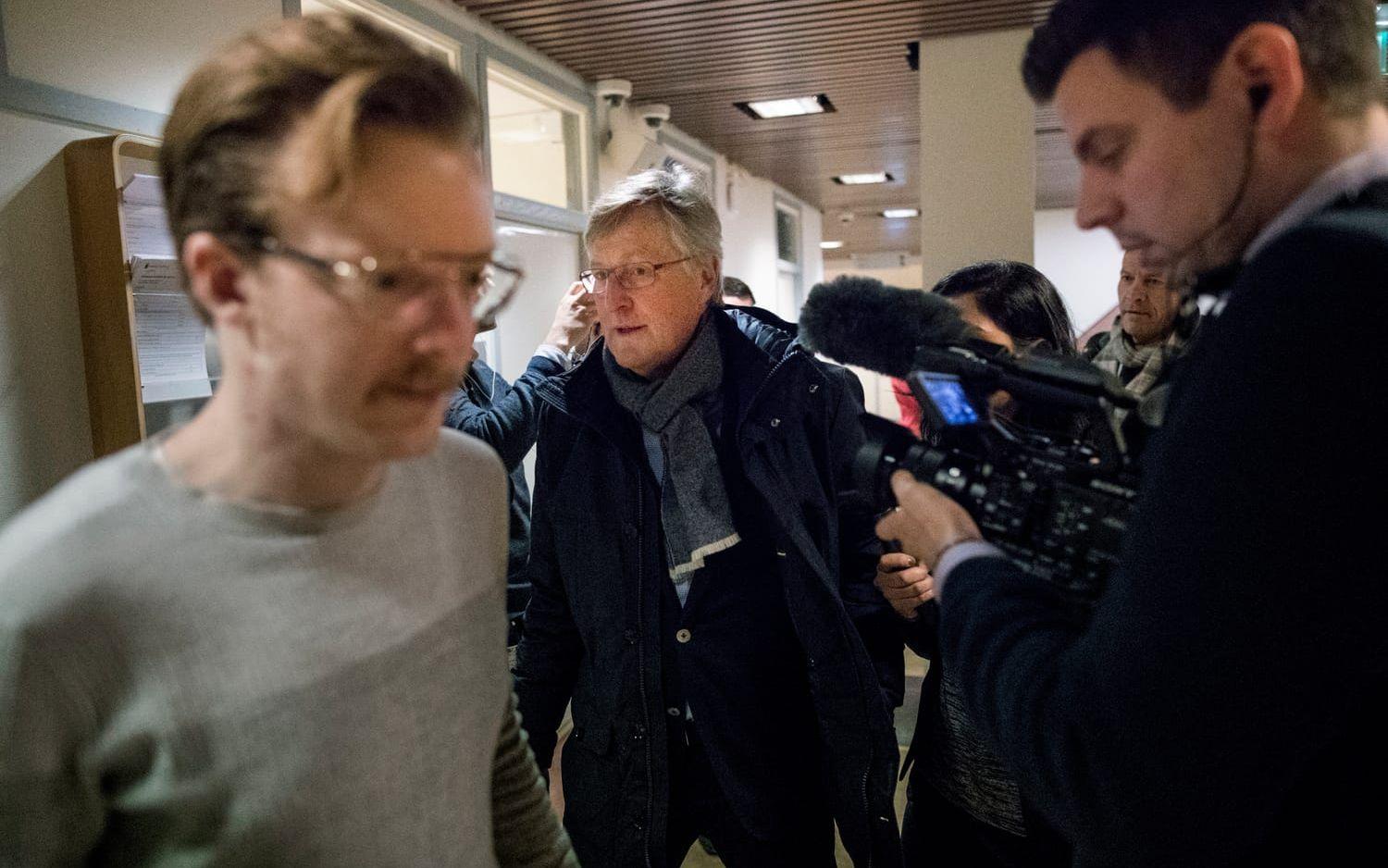 Jan Åke Jonsson anländer till Vänersborgs tingsrätt. Till vänster i bild är TTELA:s reporter på plats Daniel Gustafsson. Bild: Björn Larsson Rosvall/TT