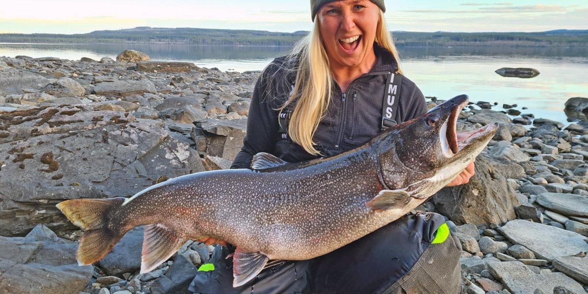 Maria Johansson fångade en fisk som vägde hela 13 975 gram. Längden var 104 centimeter och omkretsen 62 centimeter.