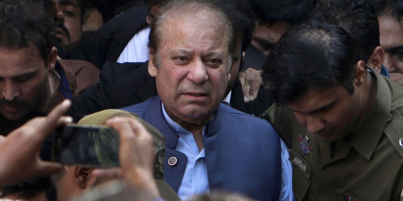 Pakistans tidigare premiärminister Nawaz Sharif lämnar domstolen i Lahore efter beskedet på måndagen att han döms till sju års fängelse.