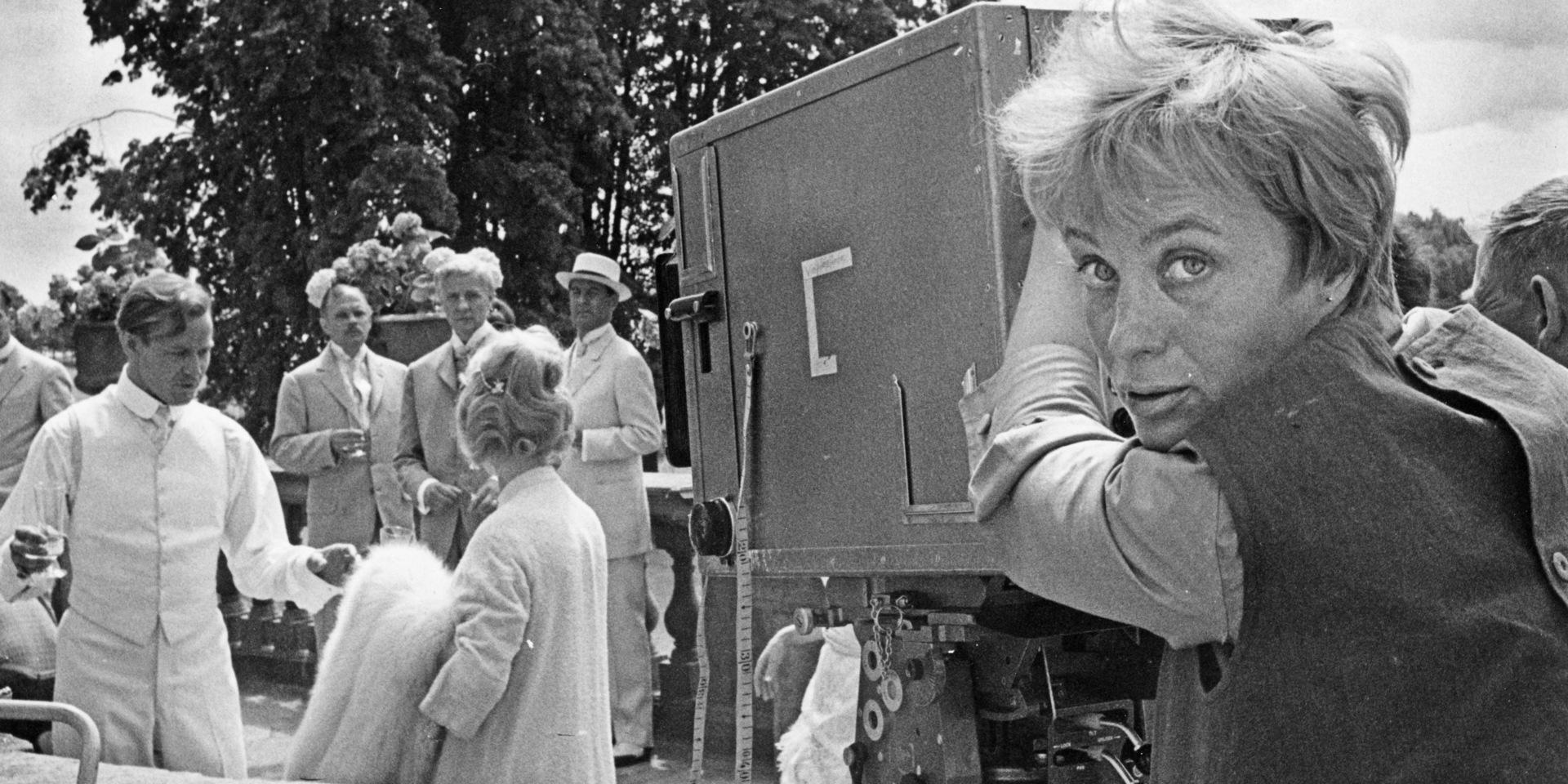 Regissören och skådespelaren Mai Zetterling (1925–1994) vid filmkameran i samband med filminspelningen av 'Älskande par' 1964. Arkivbild.