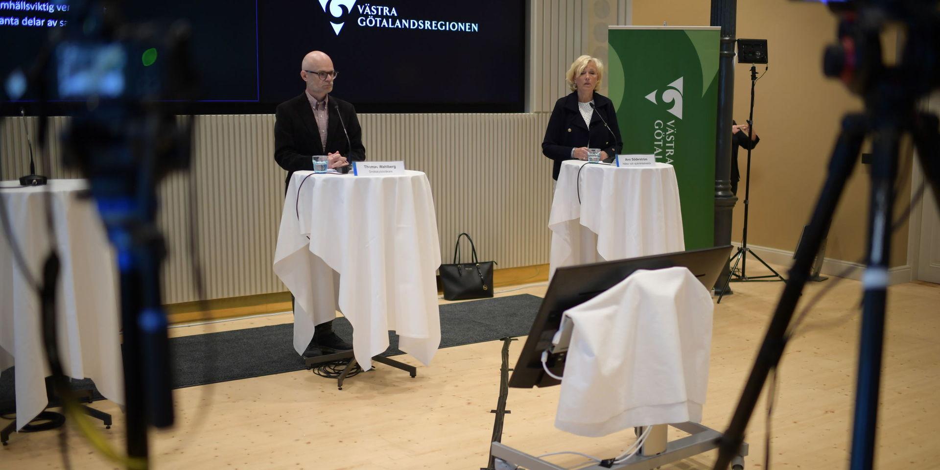 Thomas Wahlgren, smittskyddsläkare, och Ann Söderström, hälso- och sjukvårdsdirektör.