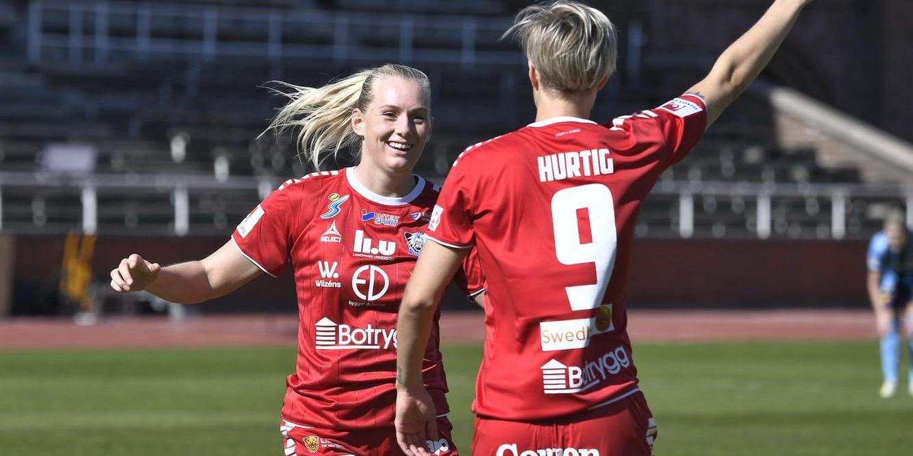 Linköpings Stina Blackstenius jublar med Lina Hurtig under matchen mot Djurgården.