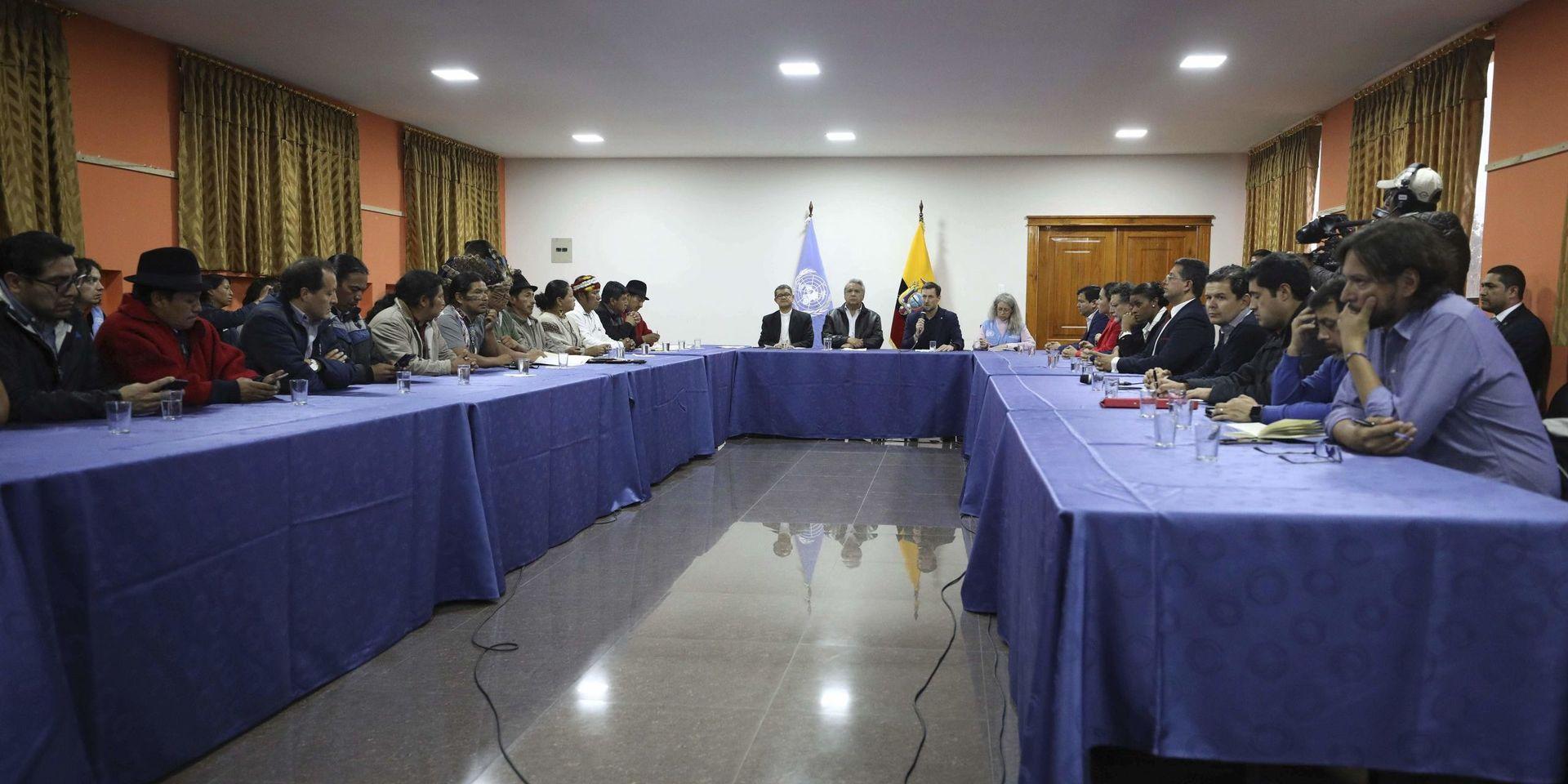 Ursprungsbefolkningsledare och regeringsföreträdare i samtal i Quito, med president Lenín Moreno i mitten.