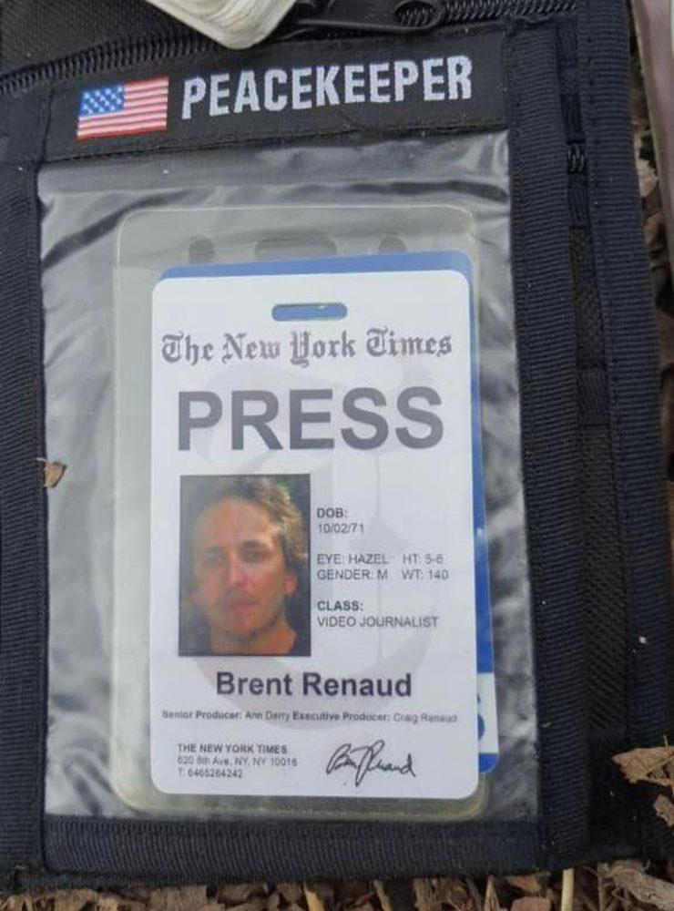 En bild på Brent Renauds pressackreditering publicerades i samband med hans bortgång av ukrainska myndigheter.