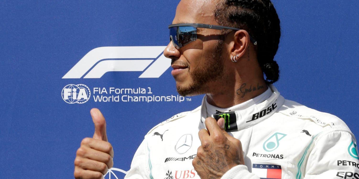 Lewis Hamilton gör tummen upp efter lördagens tidskval, där han var snabbast.