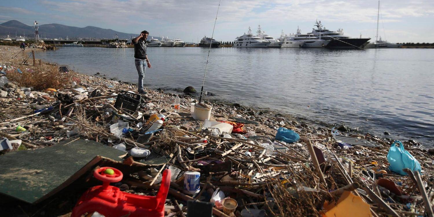 Ett av målen med plastförbudet är att förhindra att plasten hamnar i havet. Här syns sopor på en strand i Aten tidigare i år. Arkivbild.
