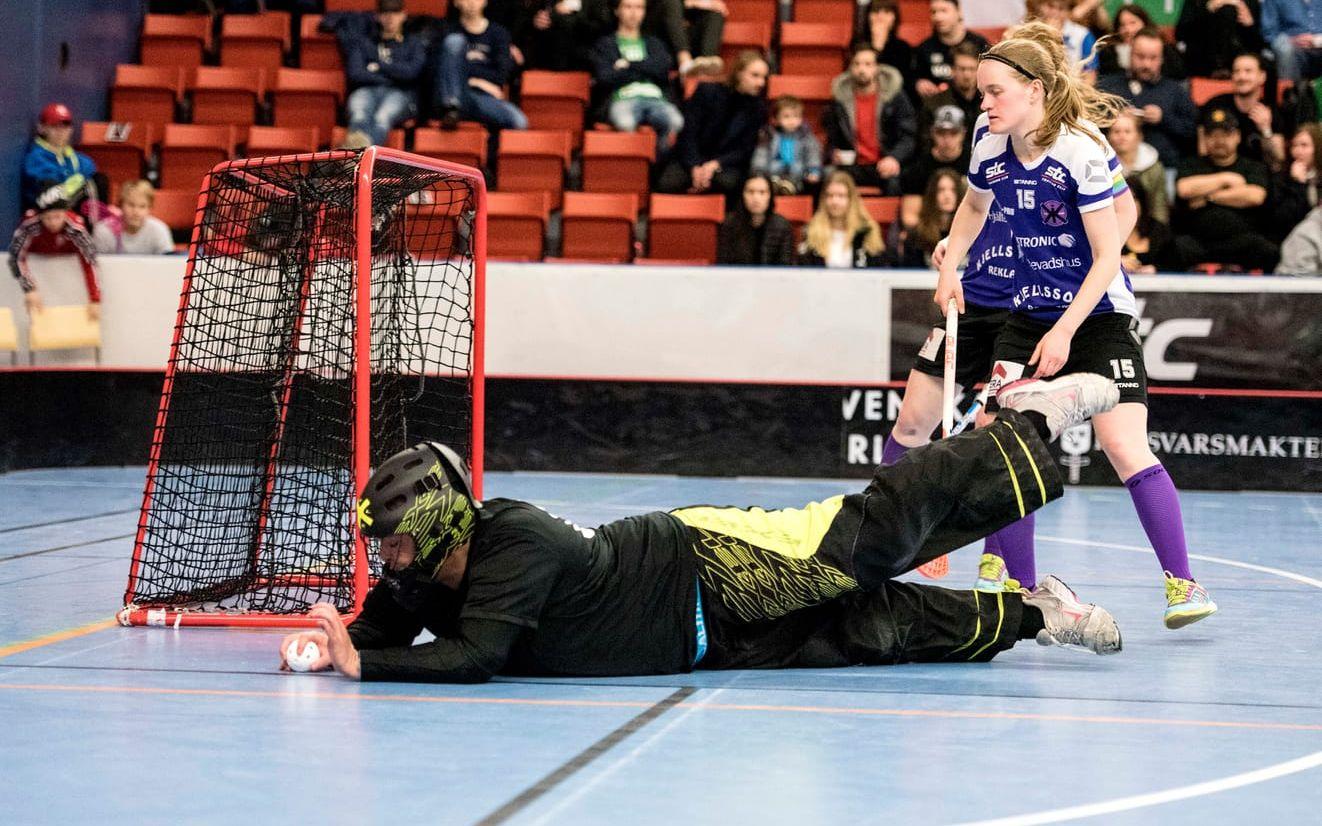 Bild: Jerry Lövberg. Pia Vernersson (nr 15) var en av spelarna i Tvåstad KIK som tvingades konstatera att Fristad var bättre i seriefinalen.