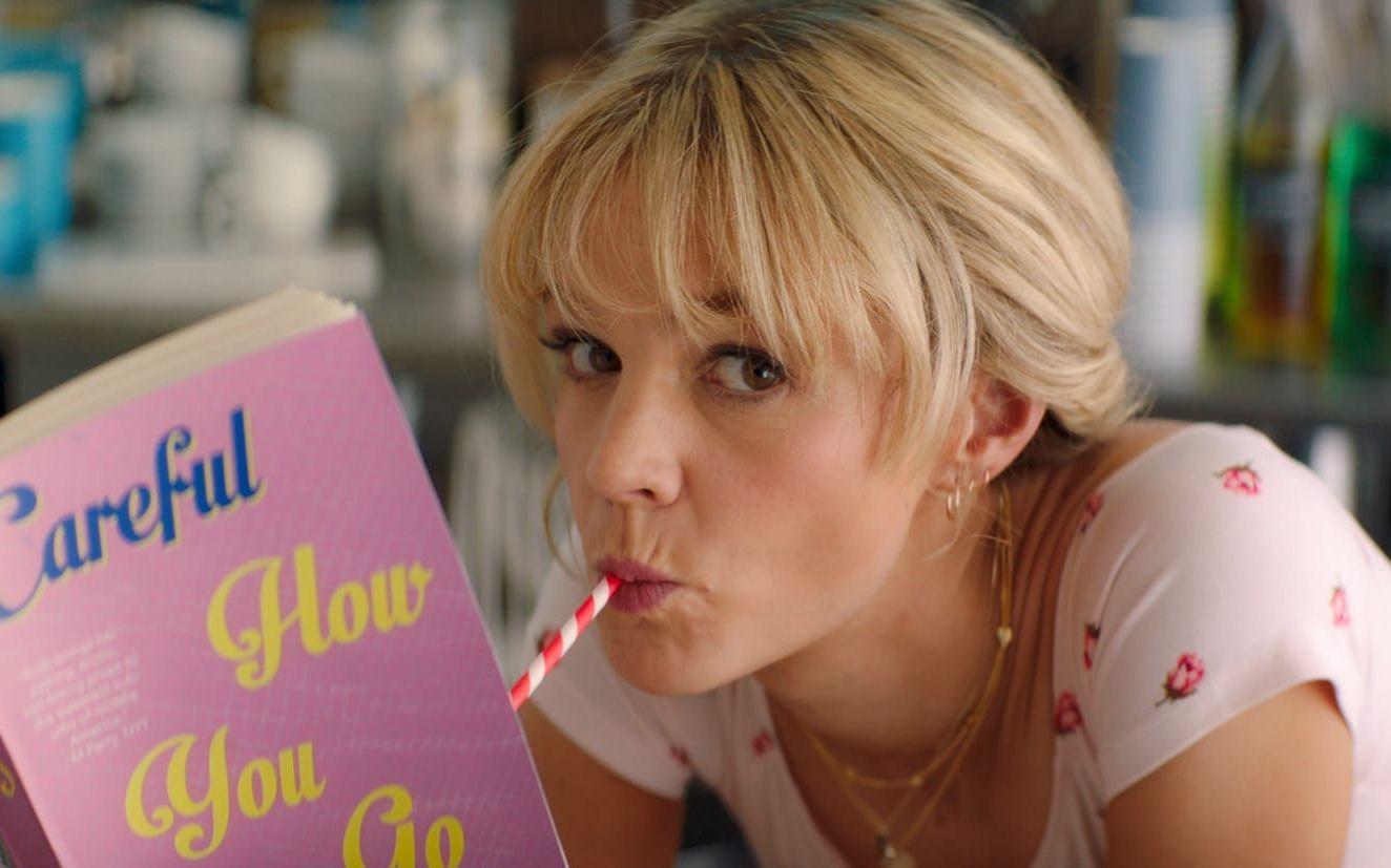 Cassie (Carey Mulligan) har satt livet på paus i väntan på upprättelse i 'Promising young woman'. Pressbild.