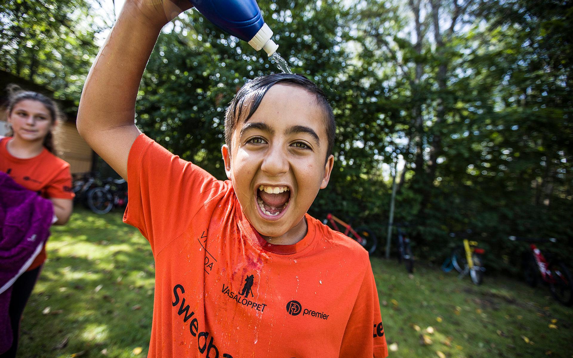 Justin Nissan, årskurs fyra på Nya Skolan, passade på att blöta ner sig med vattenflaskan redan innan start. Han såg fram mot att ha roligt på sin joggingtur.