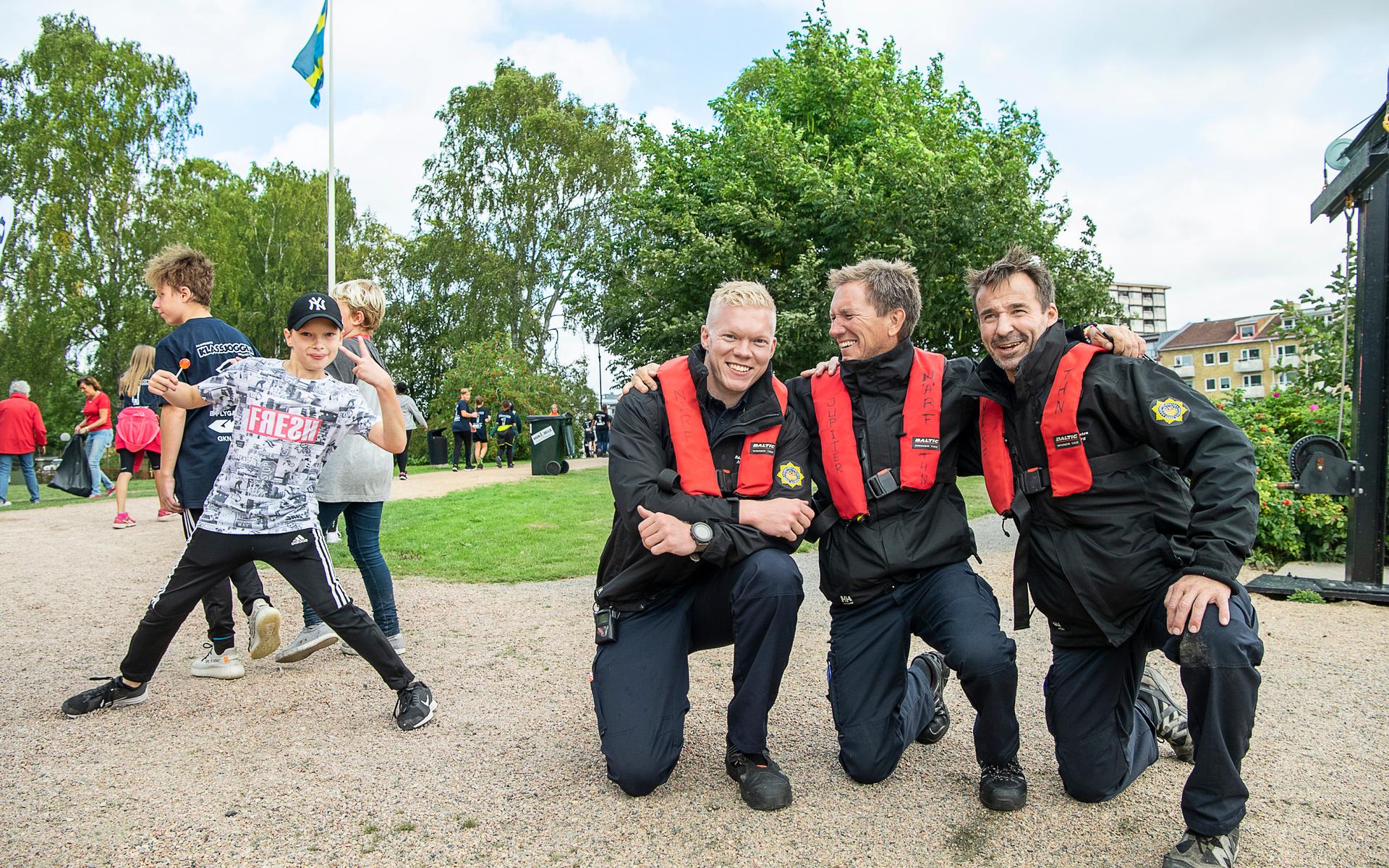 2018 Trollhättan. När över 4000 elever springer i kanalmiljön, så finns några av Närf:s brandmän på plats för att snabbt kunna gripa in om något skulle hända. Och precis som många barn gillar Calle, Per och Roland att posera. 