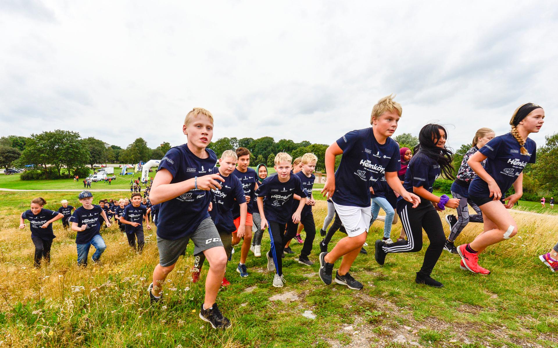 Mer än 1 300 elever från årskurserna sex och nio kom till Sjövallen för att springa de drygt två kilometerna. 