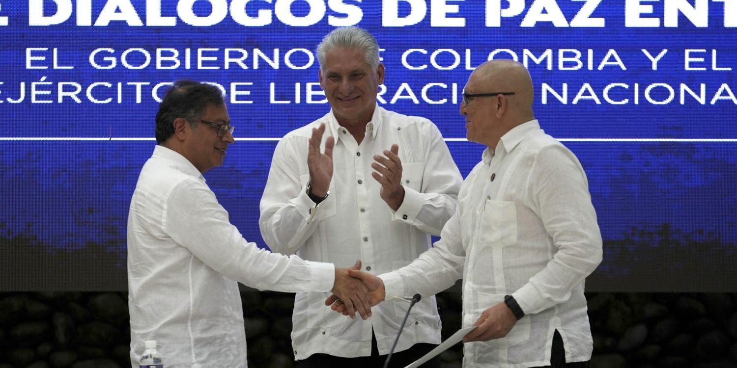Colombias president Gustavo Petro, till vänster, och ELN-ledaren Antonio García skakar hand efter avtalet om en vapenvila, påhejade av Kubas president Miguel Díaz-Canel, i mitten.
