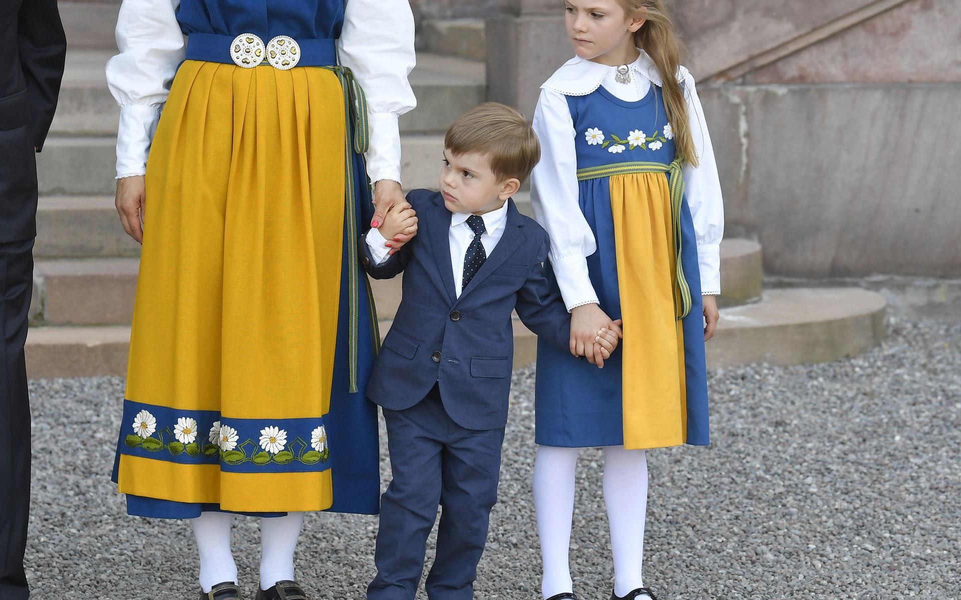 Prinsessan Estelle och prins Oscar kunde vi se för några dagar sedan på Stockholm slott i samband med nationaldagsfirandet.