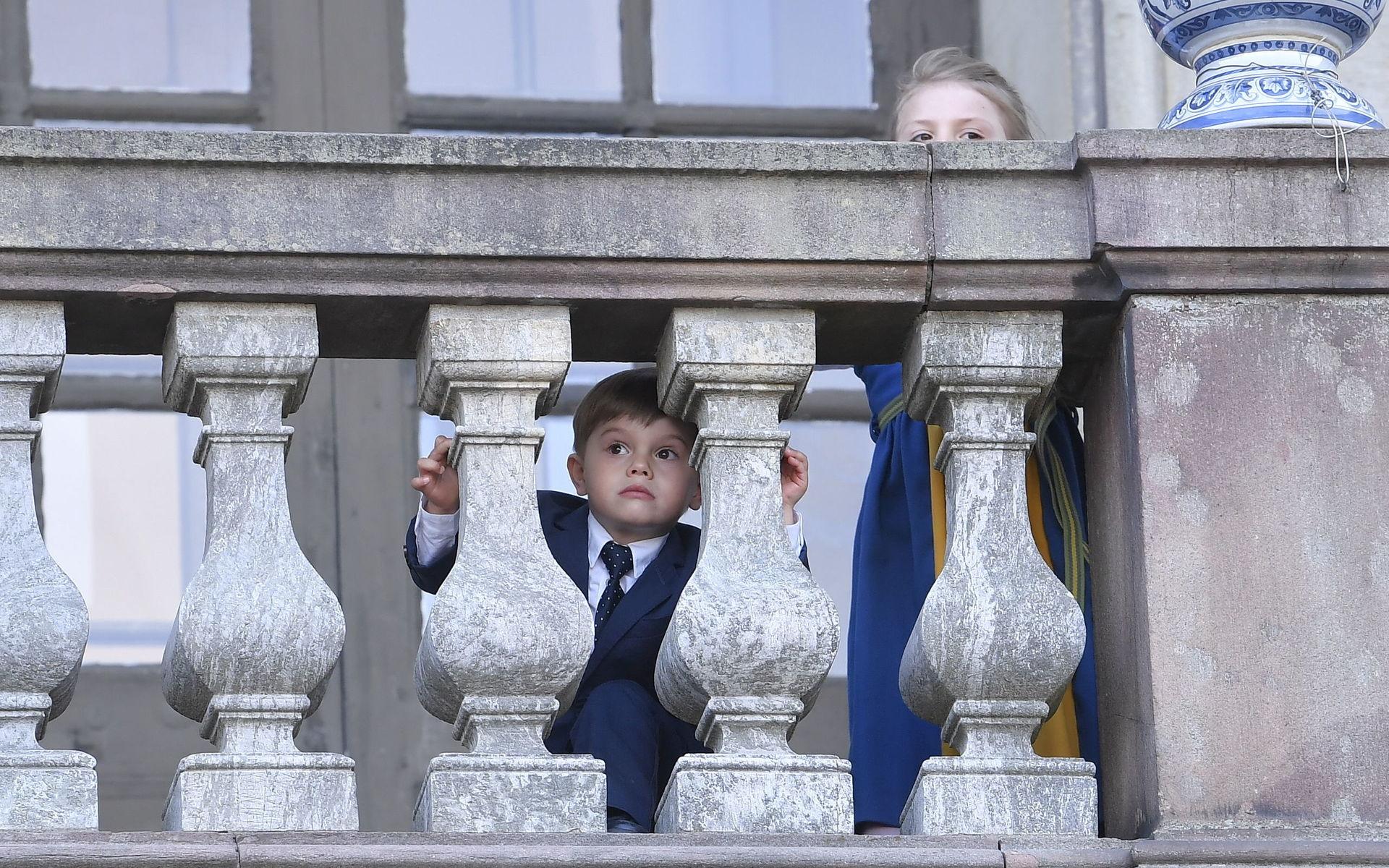Prins Oscar och prinsessan Estelle innan kungafamiljen fotograferas, Stockholm slott i samband med nationaldagsfirandet den 6 juni.