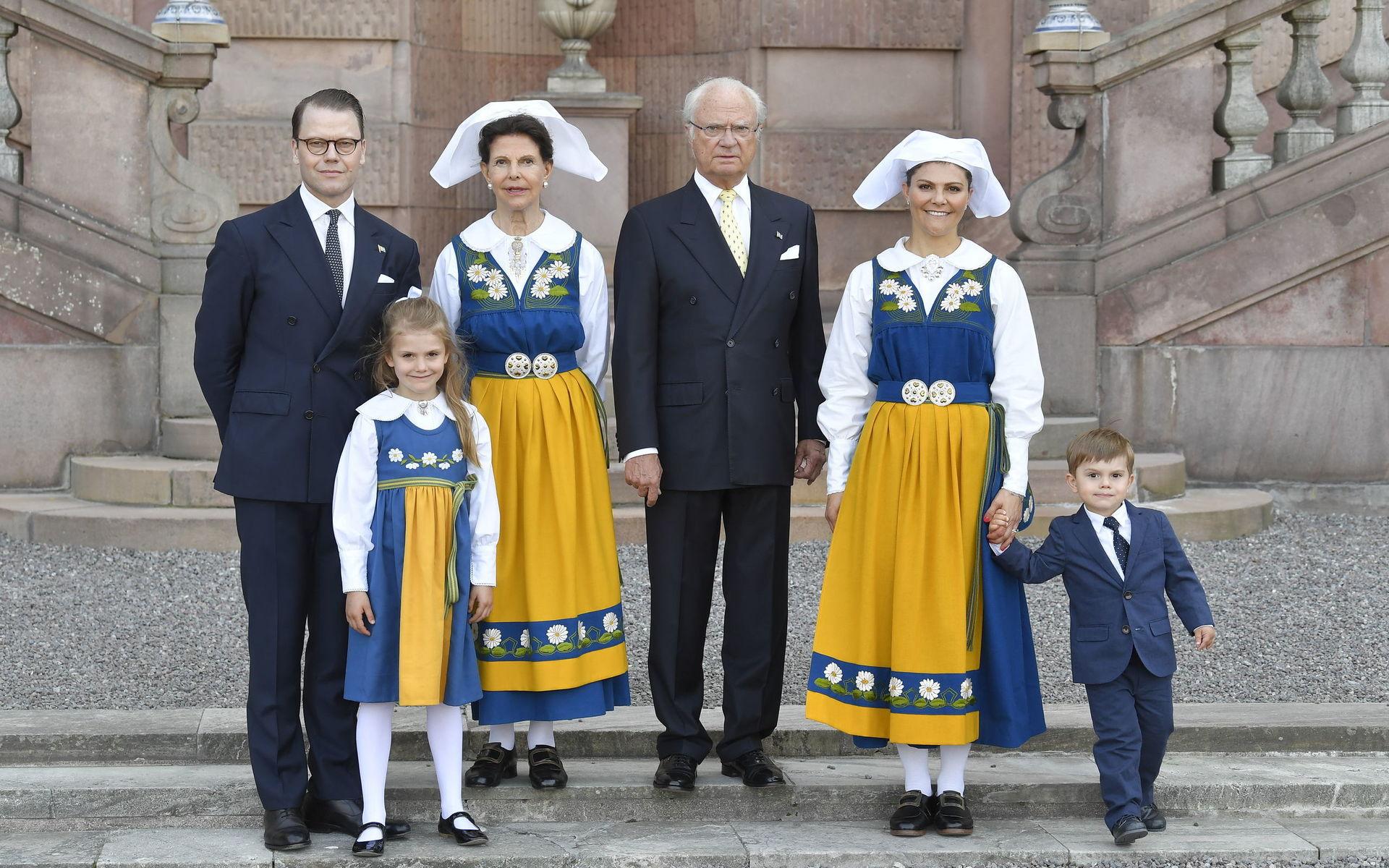 Prins Daniel, drottning Silvia, kung Carl Gustaf, kronprinsessan Victoria, prinsessan Estelle och prins Oscar var alla med när det var dags att fira Sveriges nationaldag för en vecka sedan.