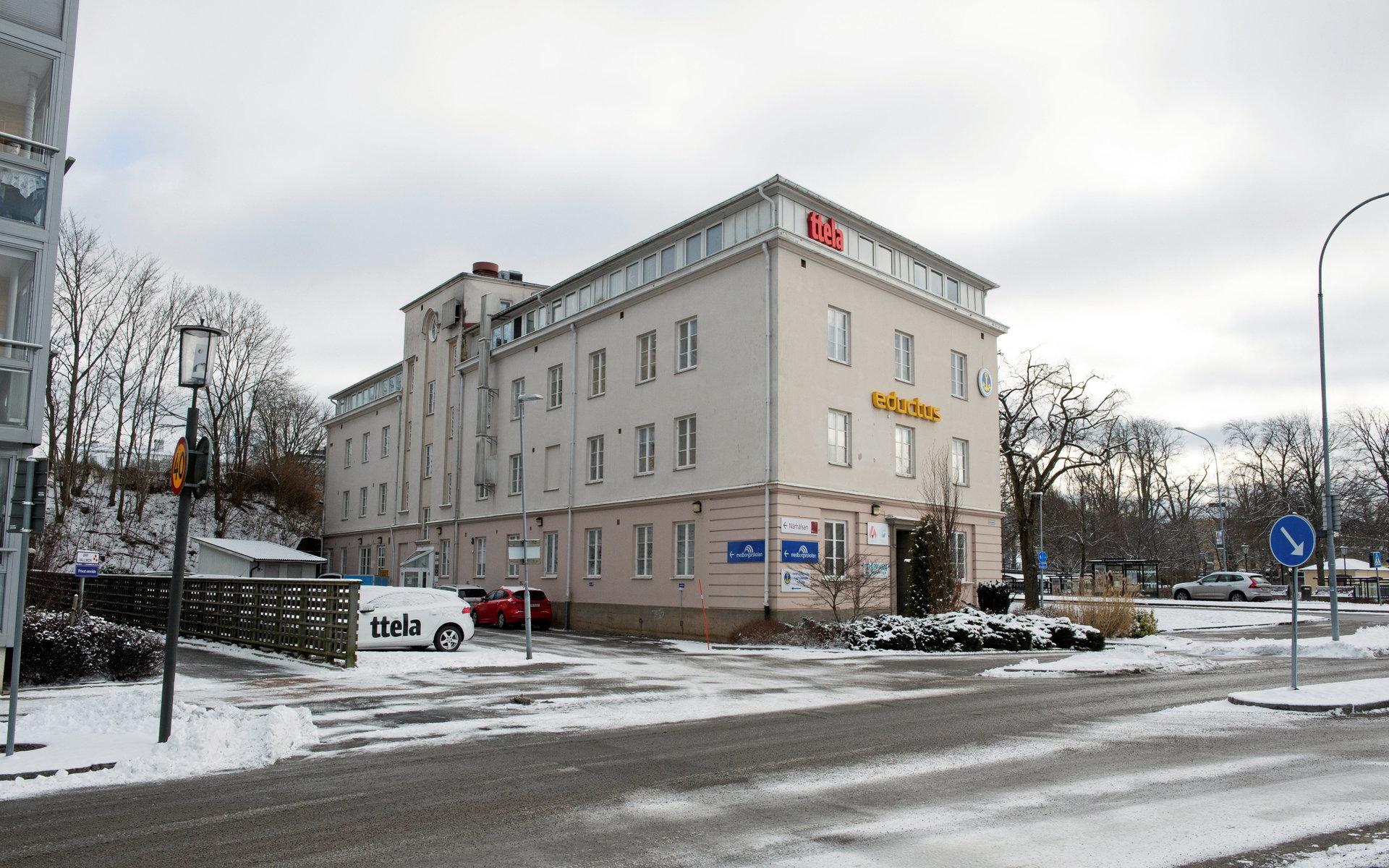 Huset i hörnan mellan Hamngatan och Järnvägsbacken ska få ett antal hotellrum.