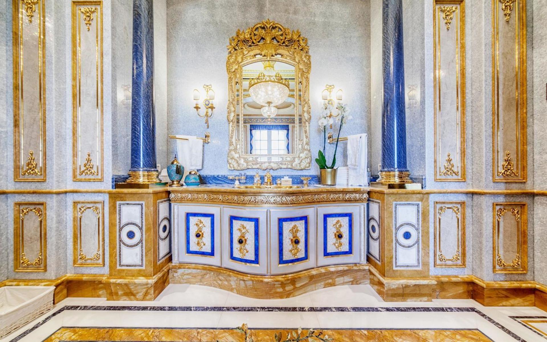 Förutom guld verkar blått vara en favorit i inredningen. Färgen dyker upp överallt, så även i detta badrum.