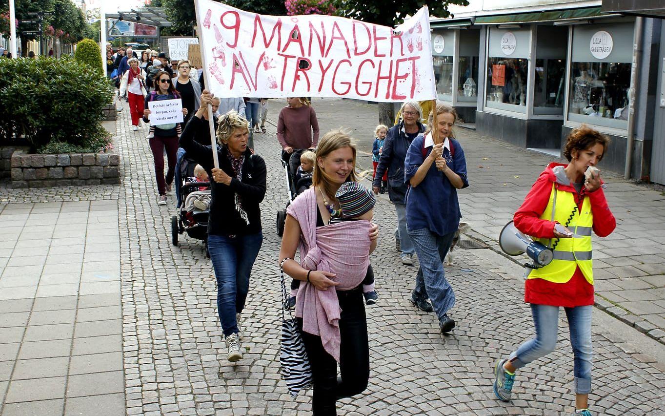 Ett 80-tal personer dök upp för manifestationen i Vänersborg på söndagen. Bilder: Rickard Sköld