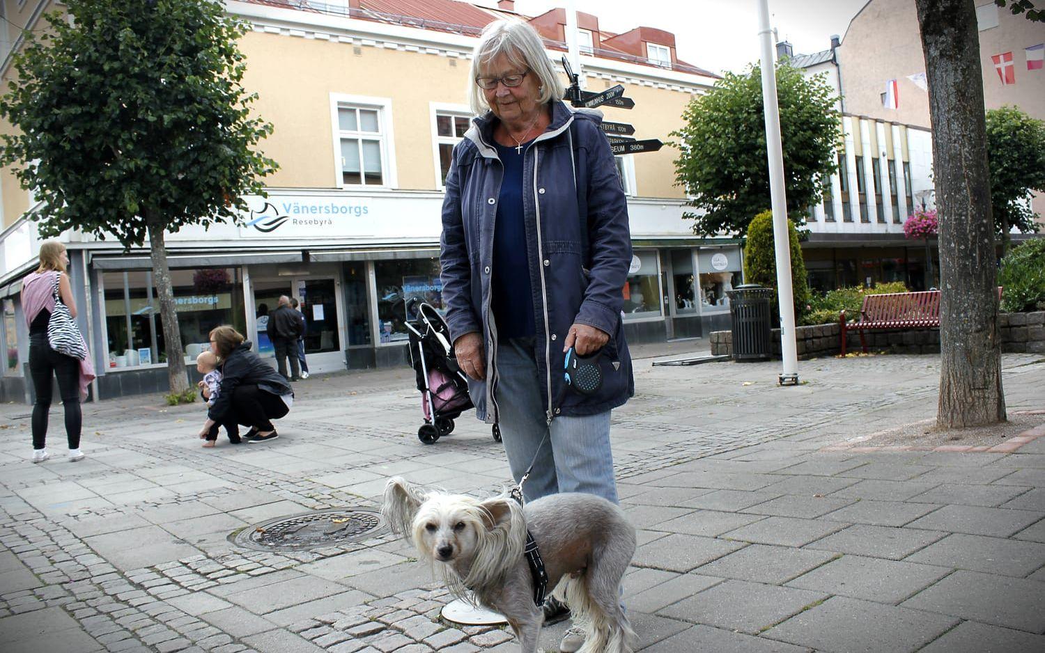 Kerstin Forssell och hunden Neo var två av de som gick med i tåget genom centrum.