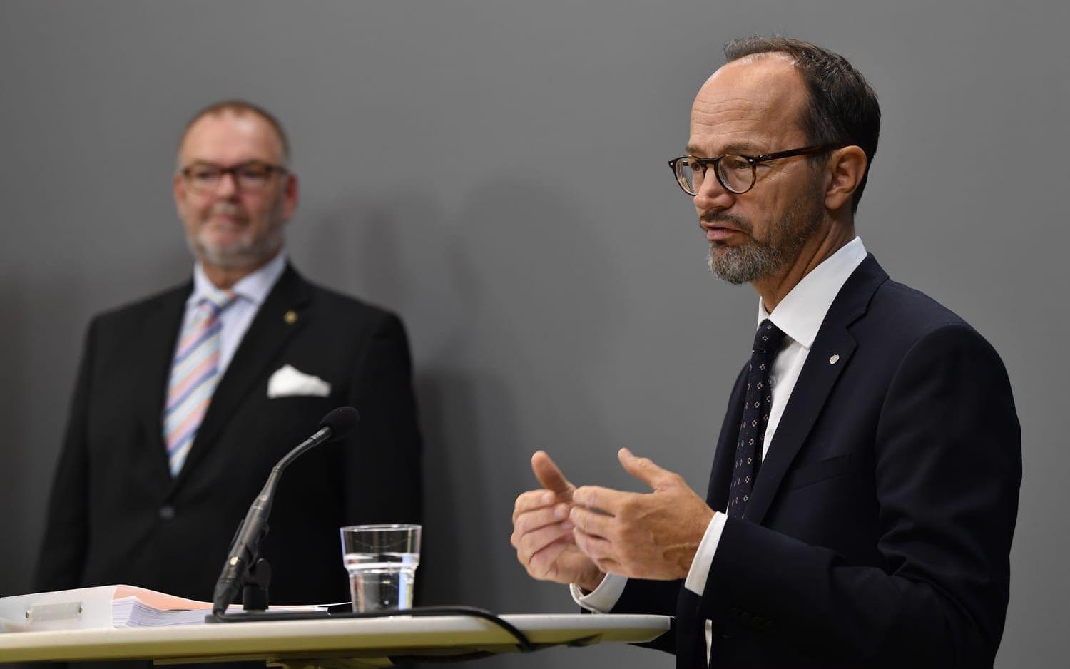 Brommautredaren Magnus Persson och infrastrukturminister Tomas Eneroth (S).