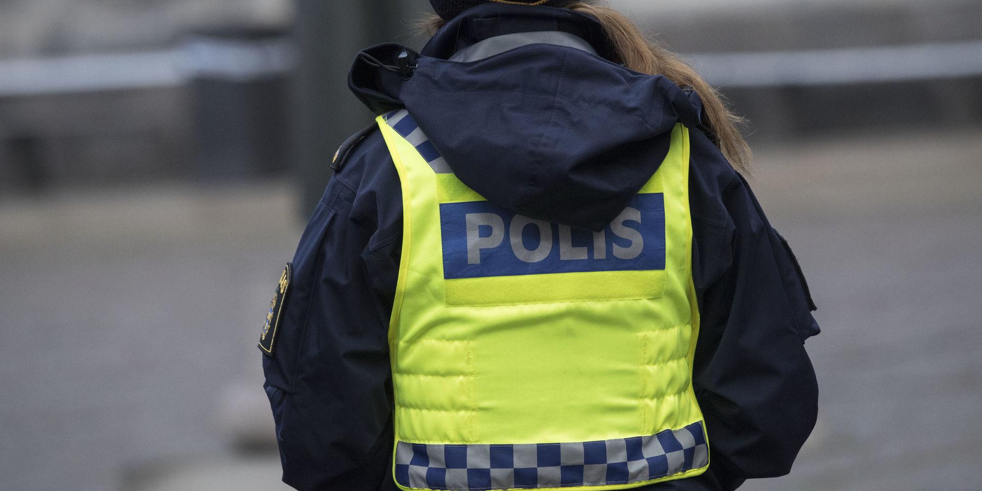 Polisen söker efter en man som begått sexuella ofredanden i Högsbo.
