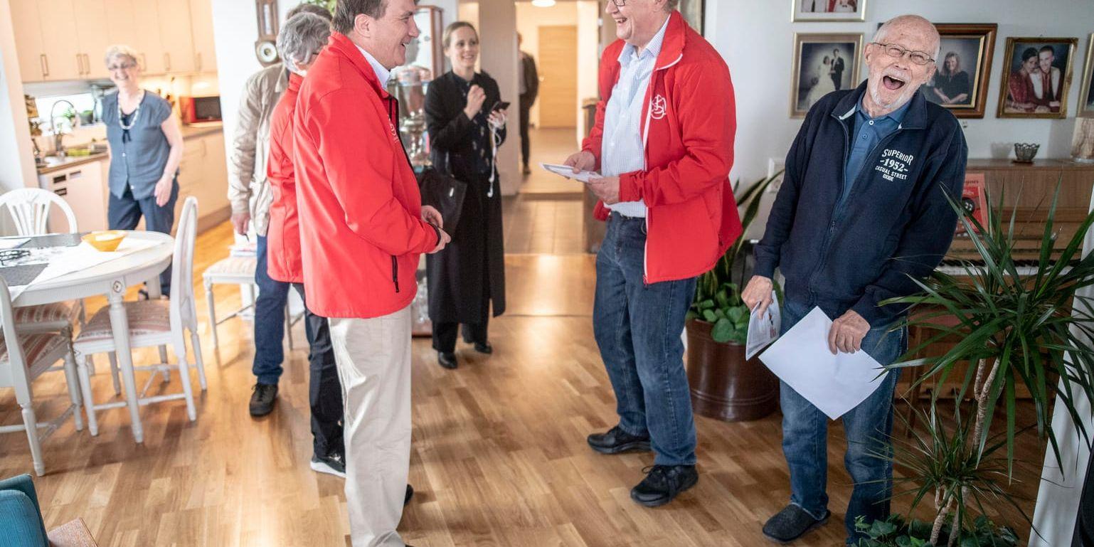 Kurt Ohlsson i Trollhättan (till höger) gladdes åt statsminister Stefan Löfvens besök inför EU-valet. I mitten Paul Åkerlund (S), ordförande i kommunstyrelsen i Trollhättan och en stark profil för partiet lokalt.