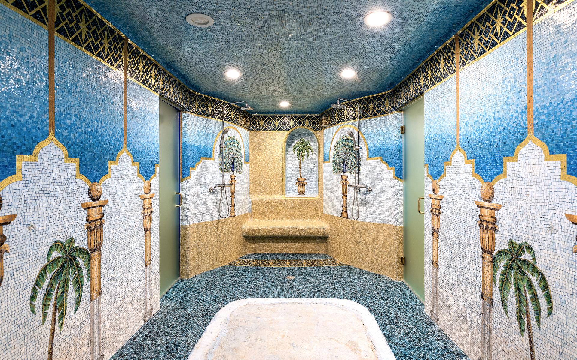 Även duschrummet är exotiskt och utsmyckat. Kanske leder glasdörrarna in till bastun eller spaavdelningen.