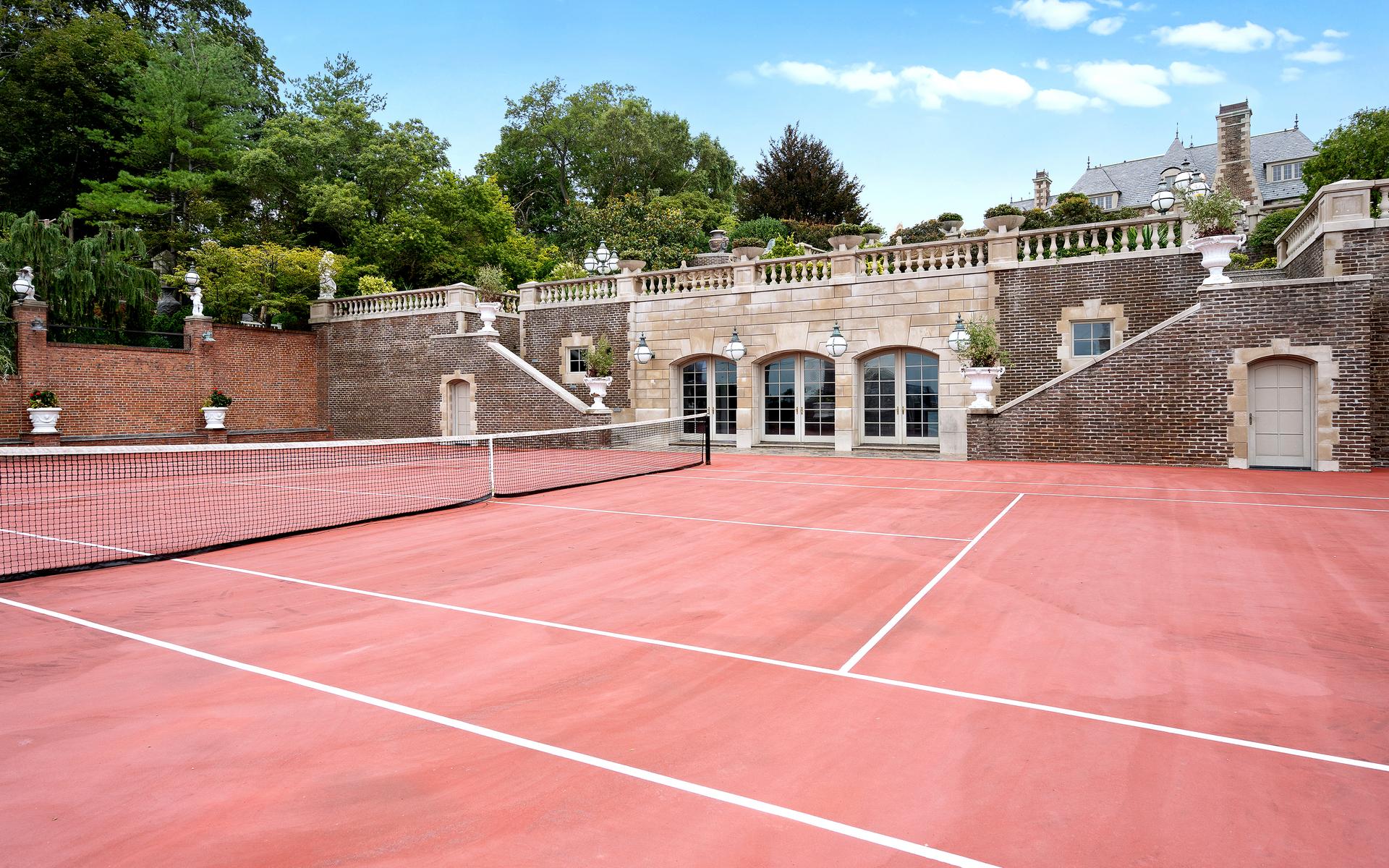 Fastigheten har ju en hel del att erbjuda i form av aktiviteter, som bland annat en tennisplan. 