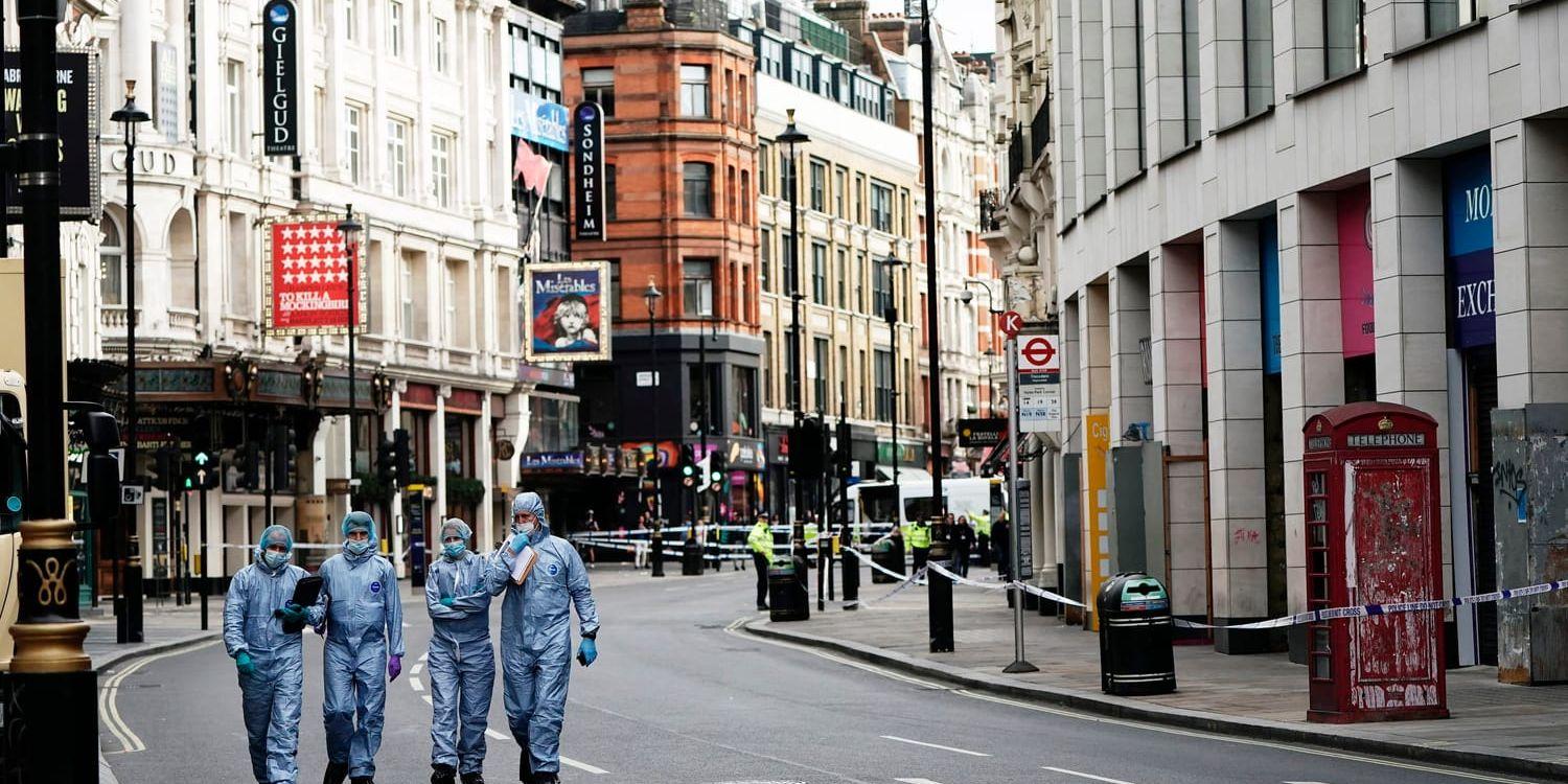 Poliserna knivhöggs vid annars turisttäta Leicester Square tidigt på fredagsmorgonen.