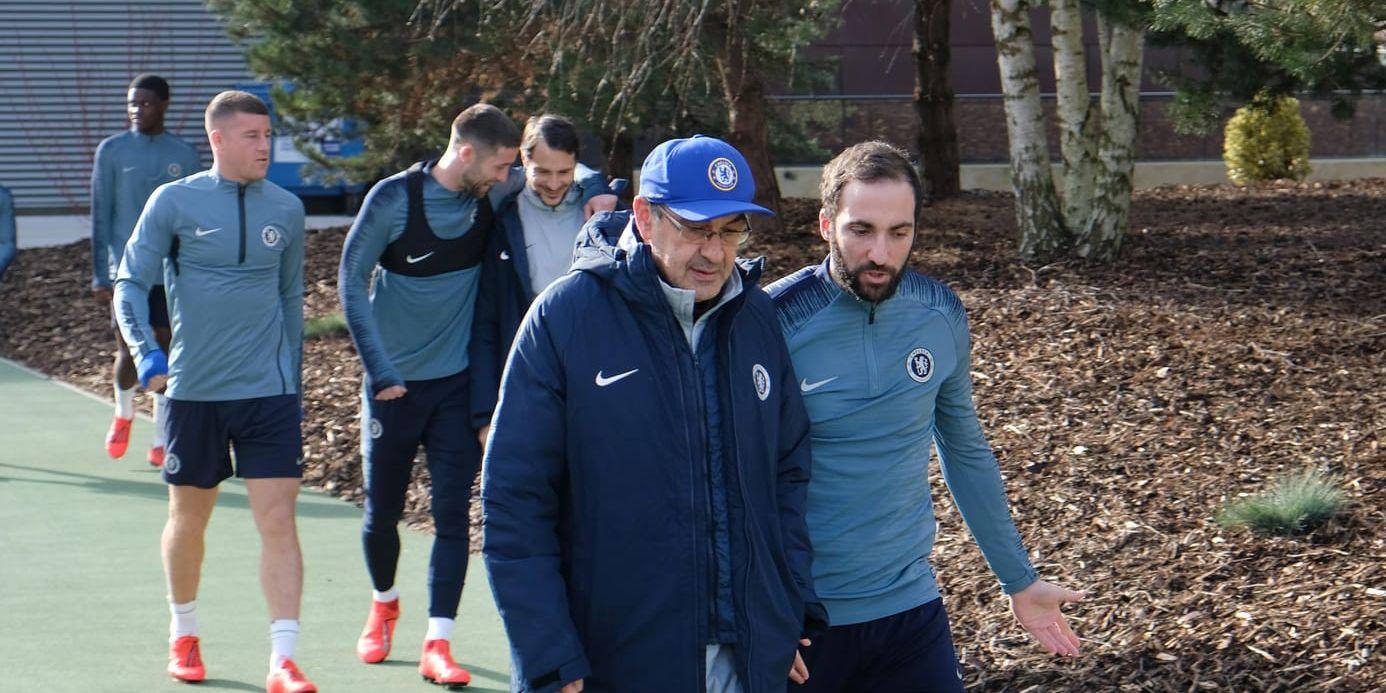 Chelseas tränare Maurizio Sarri i samspråk med anfallaren Gonzalo Higuaín på väg ut till träningen på klubbens träningsområde i Cobham. På torsdag väntar Malmö FF i returen av 16-delsfinalen i Europa League hemma på Stamford Bridge.