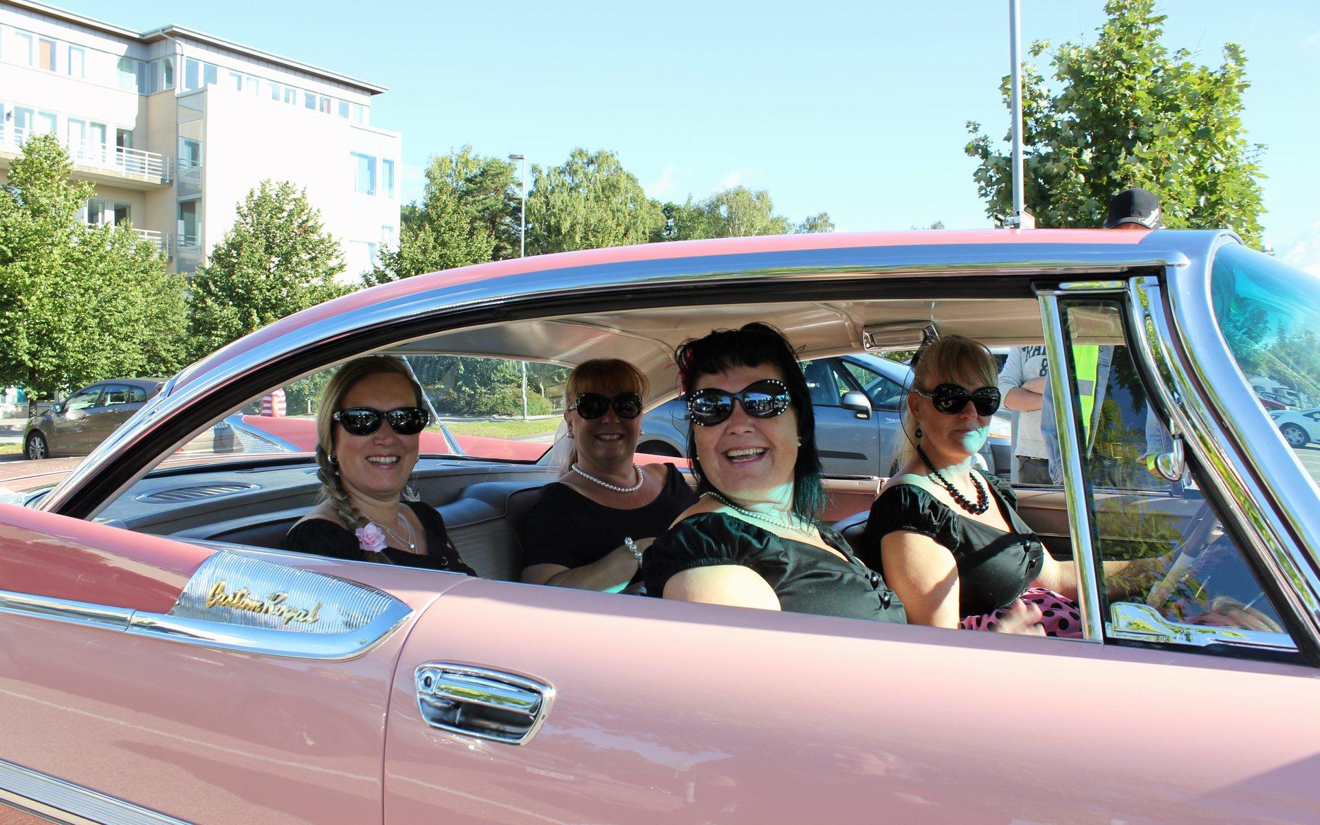 Vinnarekipaget. Susann Wennerdahl, Annika Ekström, Ylva Förssell och Malin Eriksson i en Dodge Custom Royal -59. De är på Ladies run for fun för andra gången och har dagen till ära klätt sig i likadana 50-talskläder.