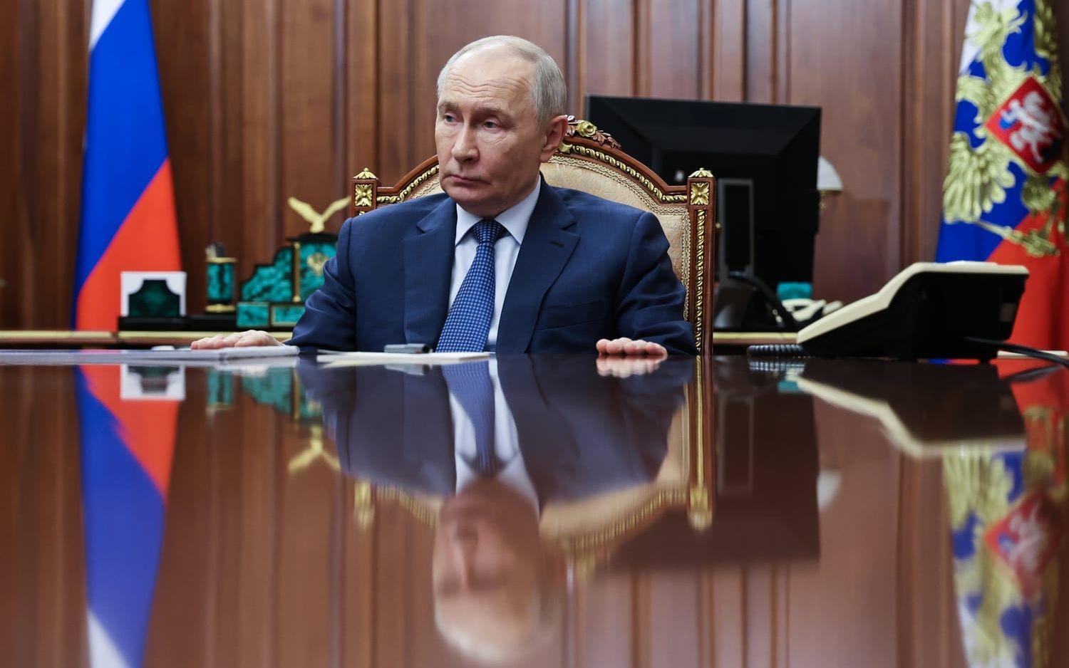 Rysslands president Vladimir Putin, fotograferad när han lyssnar på en redogörelse från en av landets många guvernörer.