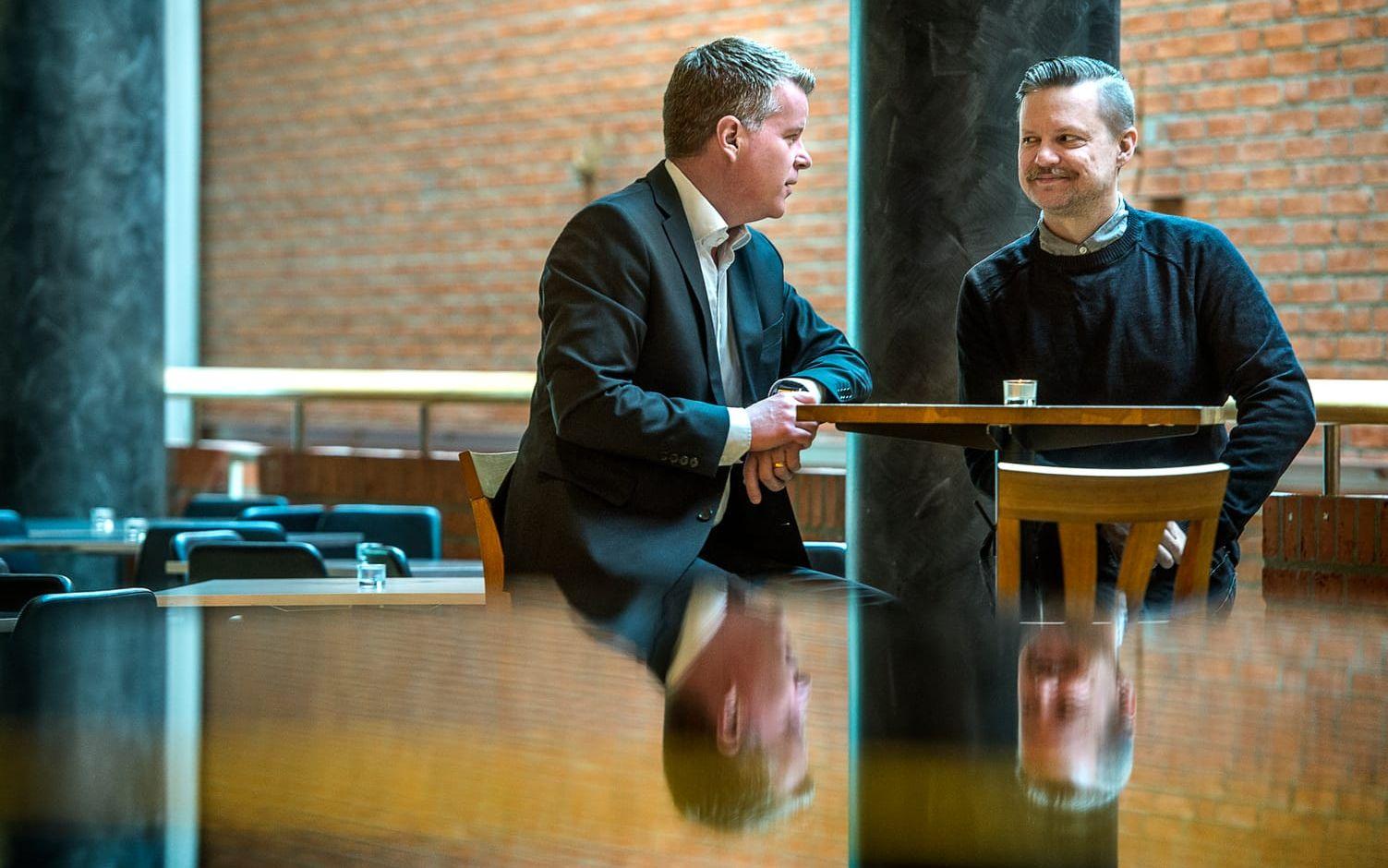 Lars Svensson och Tomas Löfgren, som ligger bakom Trollhättans nya e-handelssatsning. Ett första möte sker här i Kulturbaren Folkets hus. Bild: Stefan Bennhage