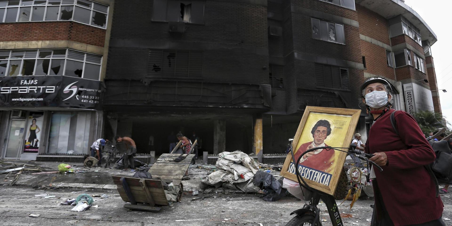 Ett hotell har plundrats och satts i brand under demonstrationer i Cali, Colombia.