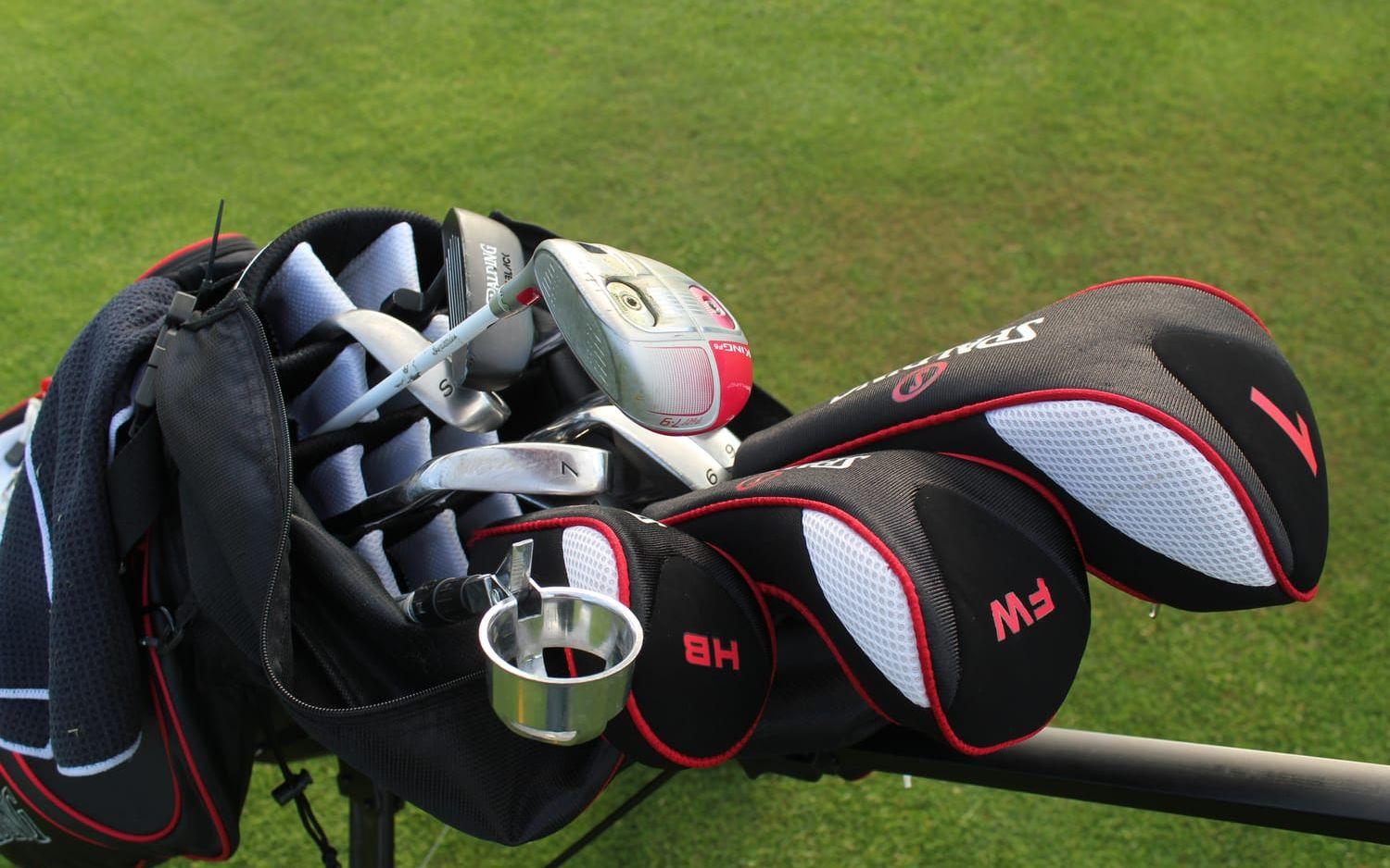 Det finns alla möjliga sorters klubbor i golfbagen beroende på underlag och avstånd.
