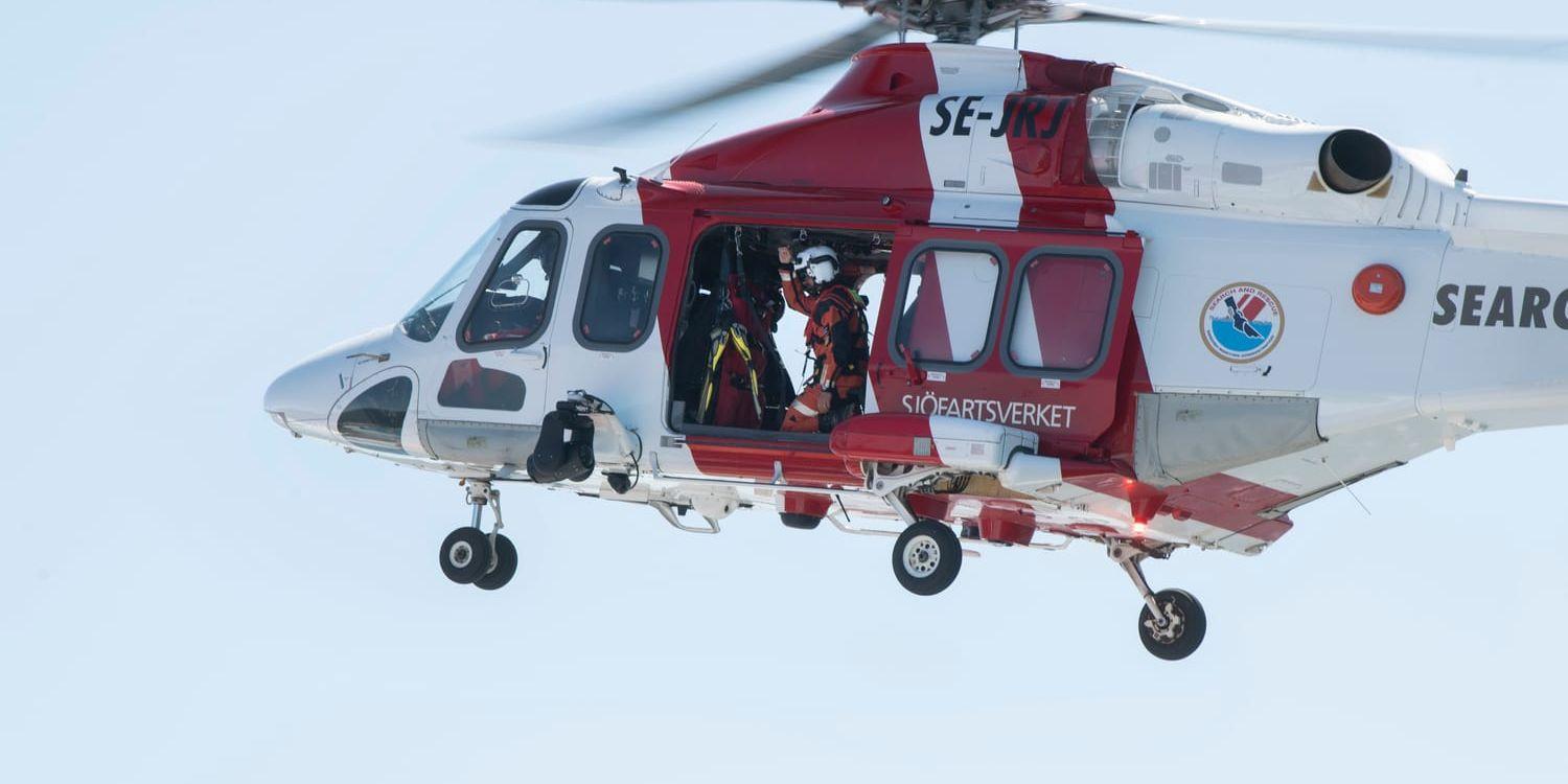 Två personer bärgades med helikopter. Arkivbild.